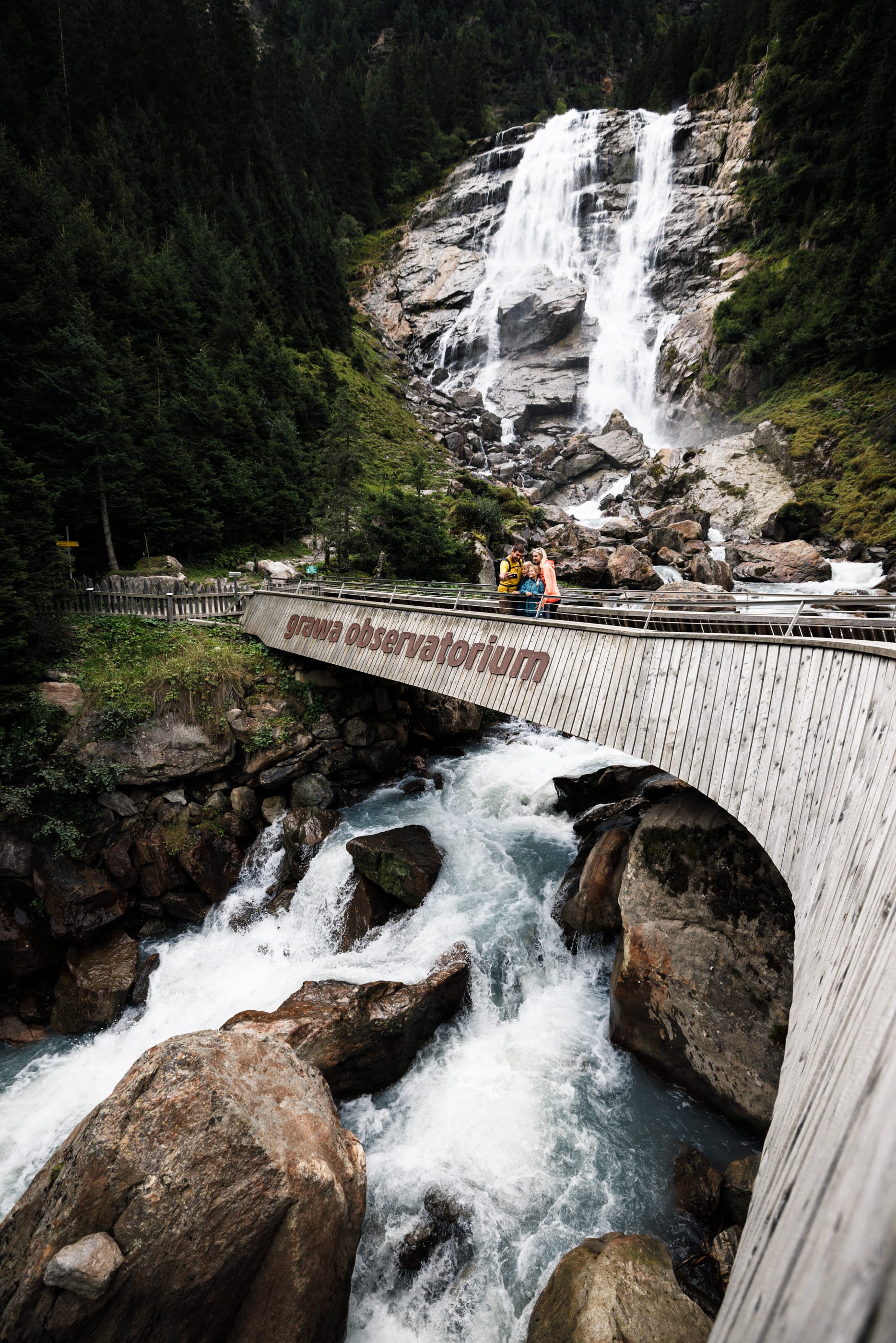 Natur- und Berglandschaft des Stubaitals rund um die SLØW Chalets.