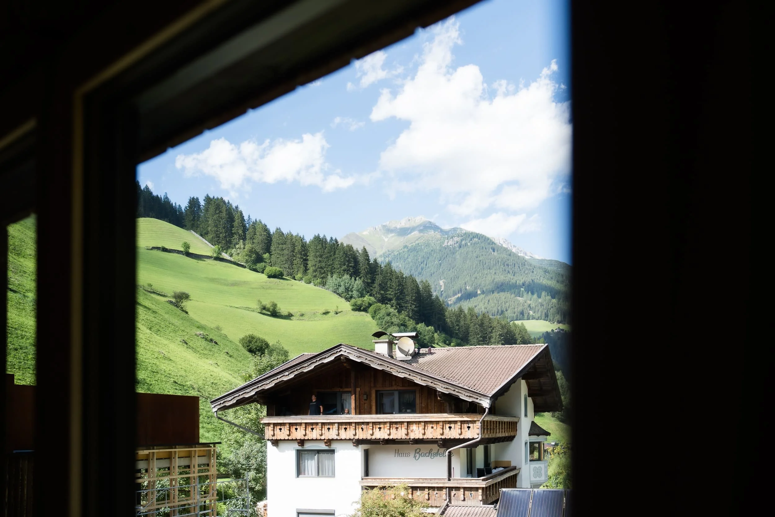 Natur- und Berglandschaft des Stubaitals rund um die SLØW Chalets.
