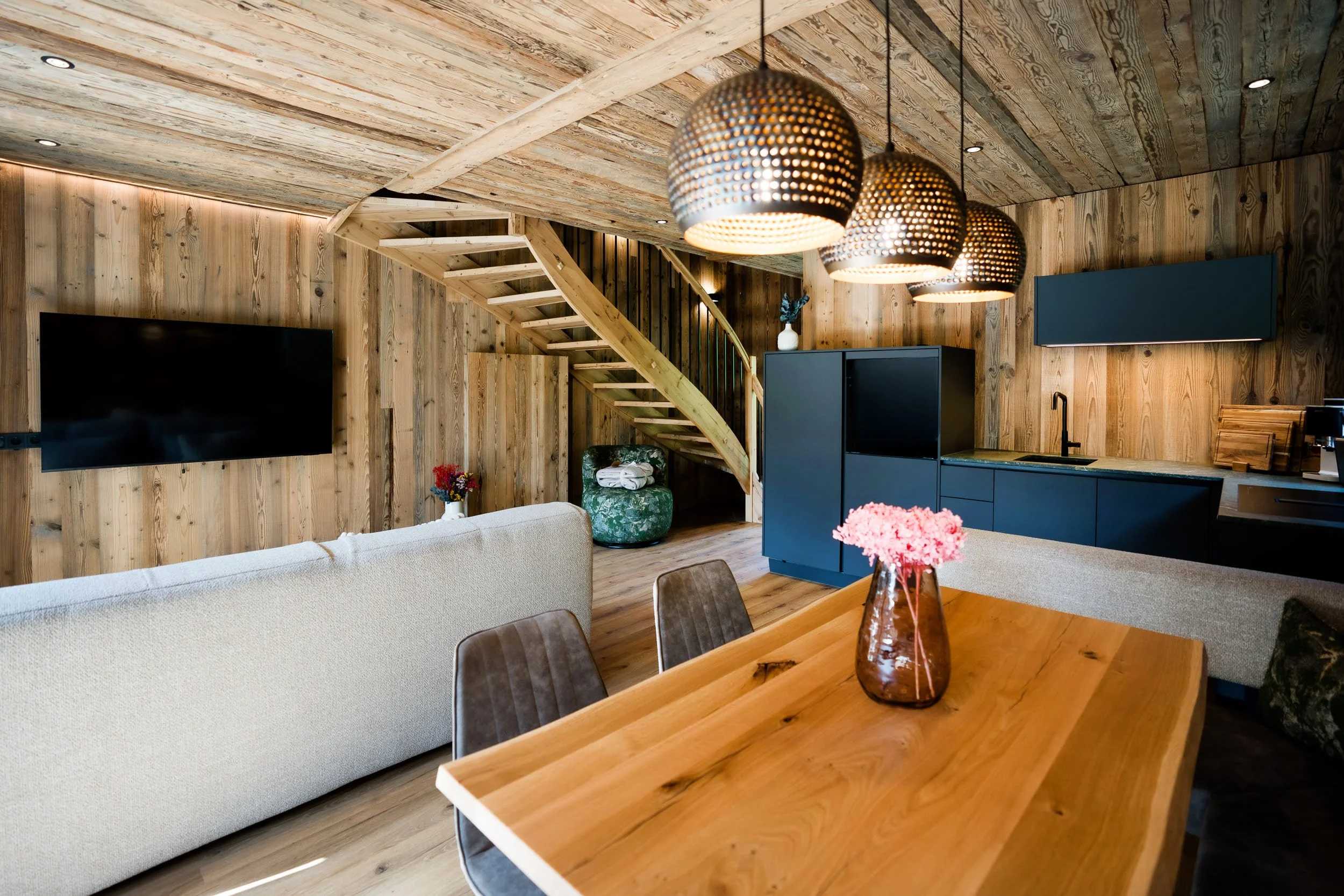 Heller Wohn- und Essbereich im SLØW Chalet mit moderner Einrichtung und großflächigen Fenstern.