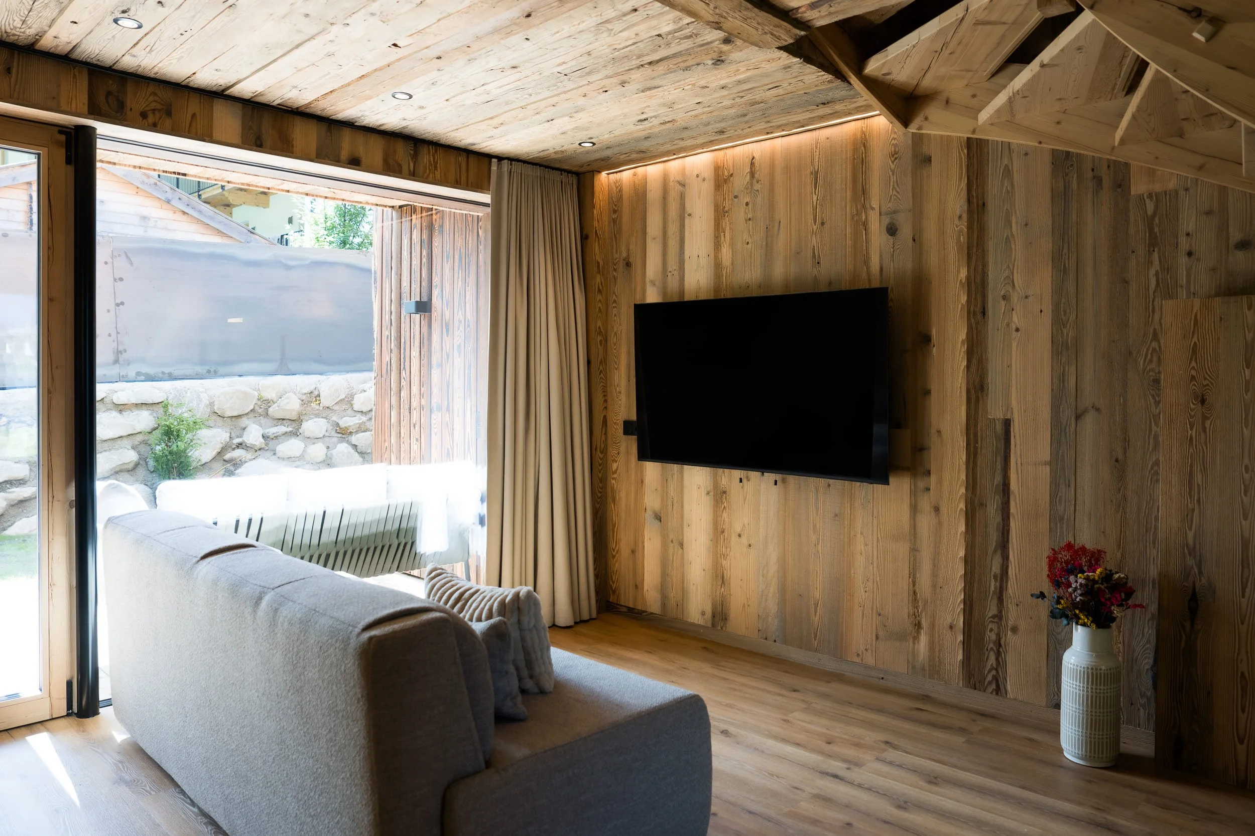 Heller Wohn- und Essbereich im SLØW Chalet mit moderner Einrichtung und großflächigen Fenstern.