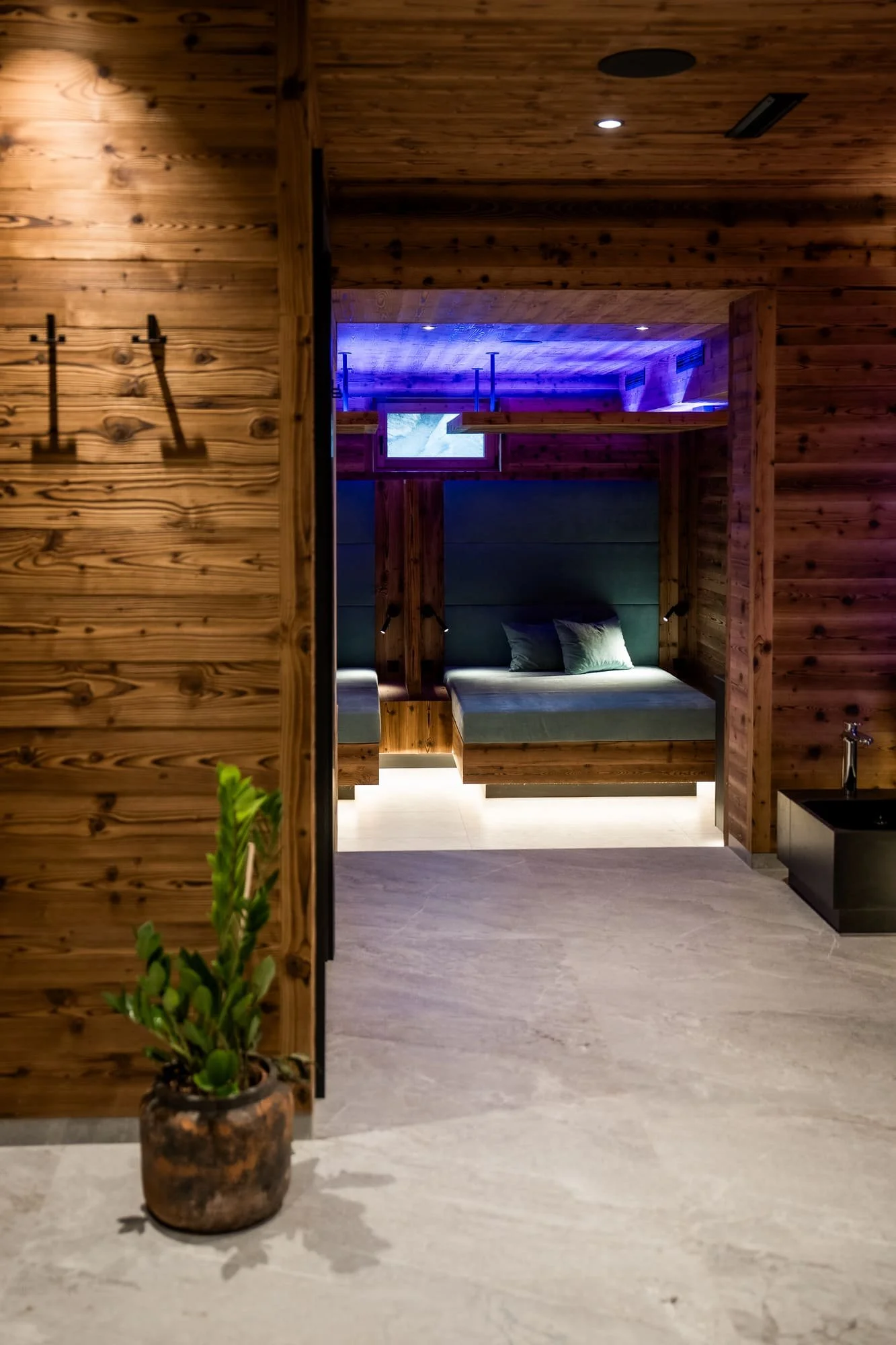 Exklusiver Spa-Bereich mit Sauna und Ruhezone für Gäste der SLØW Chalets.