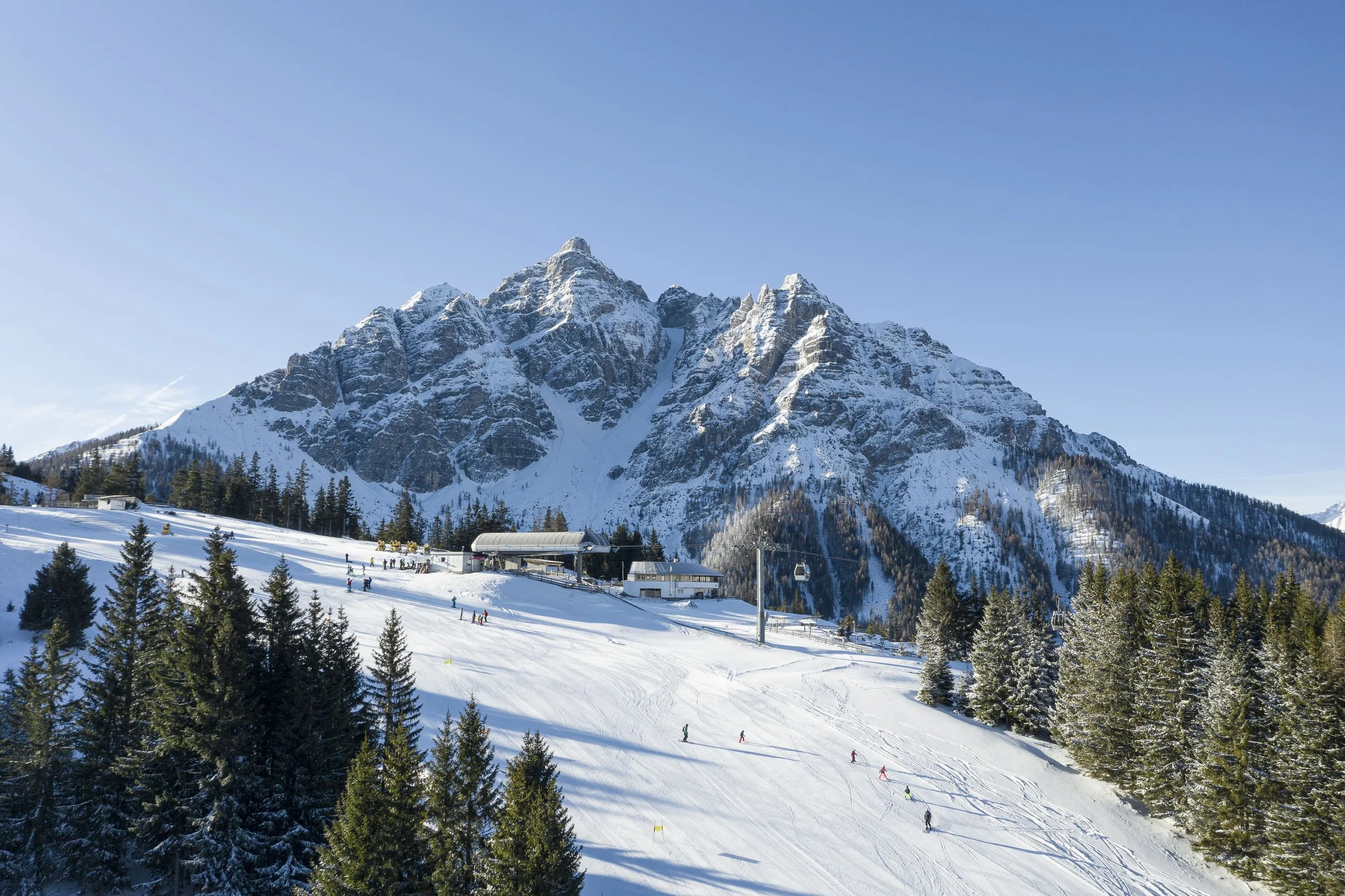 Natur- und Berglandschaft des Stubaitals rund um die SLØW Chalets.