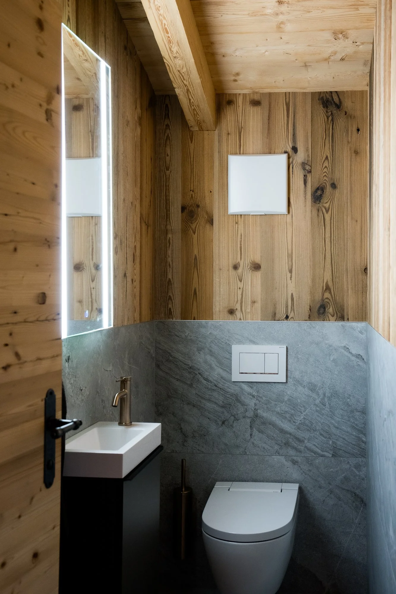 Modernes Badezimmer mit Regendusche im SLØW Chalet.