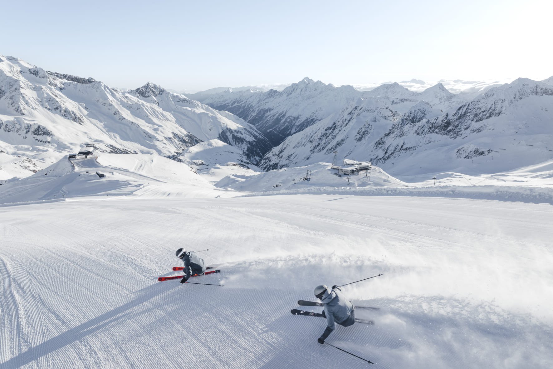 Natur- und Berglandschaft des Stubaitals rund um die SLØW Chalets.