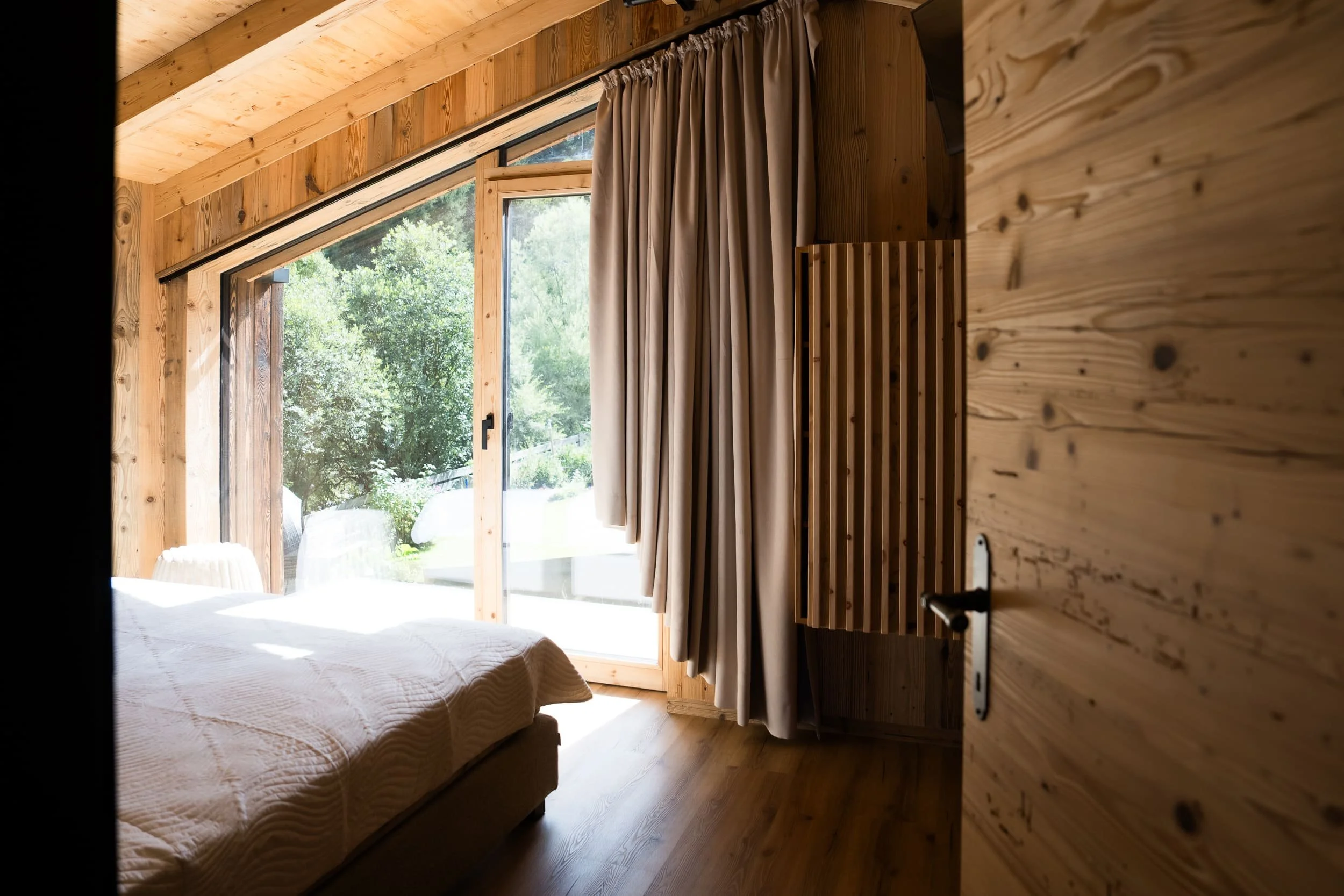 Gemütliches Schlafzimmer im SLØW Chalet mit hochwertigem Komfort und eigenem Badezimmer.
