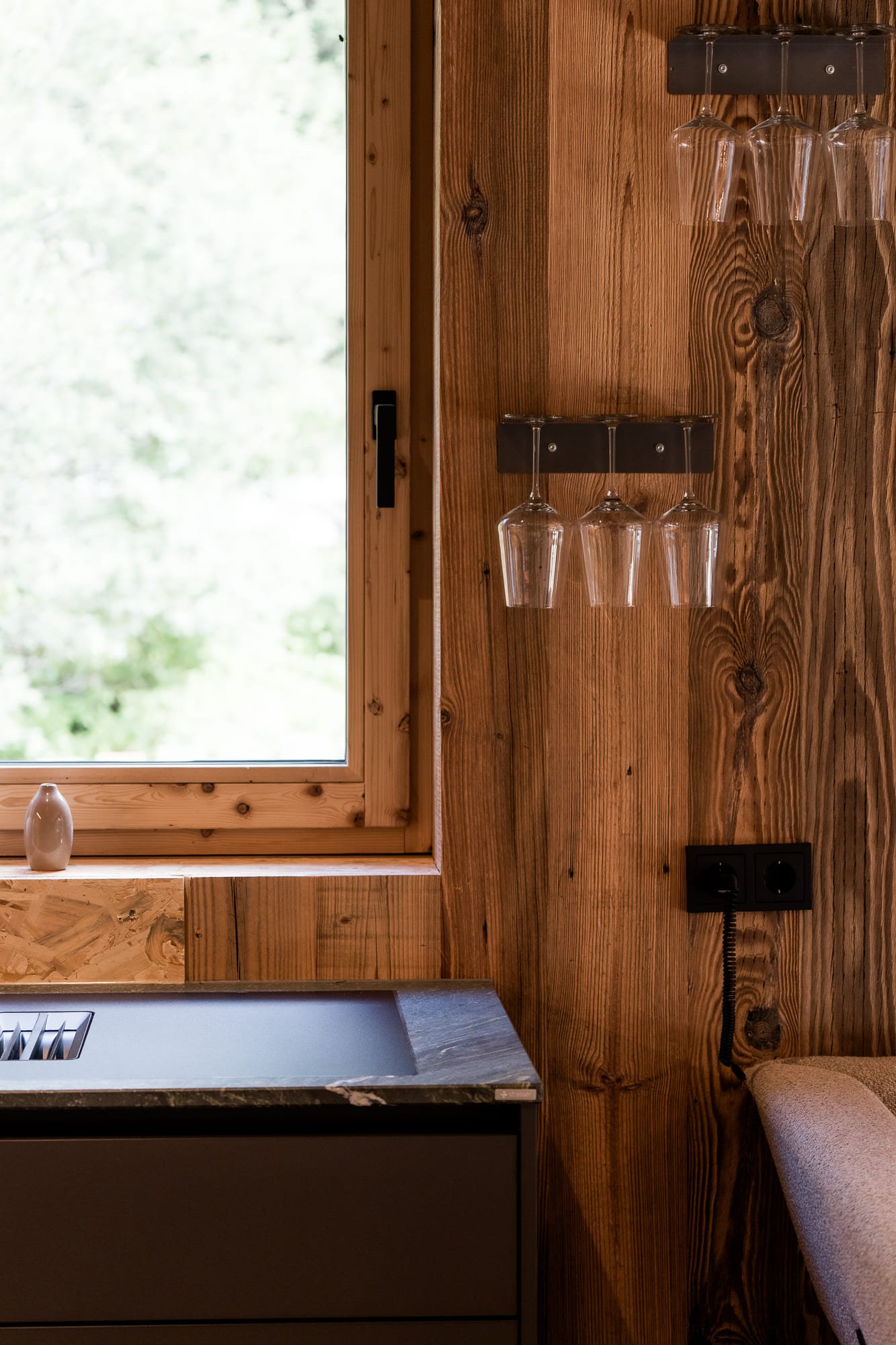 Voll ausgestattete Designküche im SLØW Chalet mit offenem Wohnkonzept.
Weitere Zeilen anzeigen