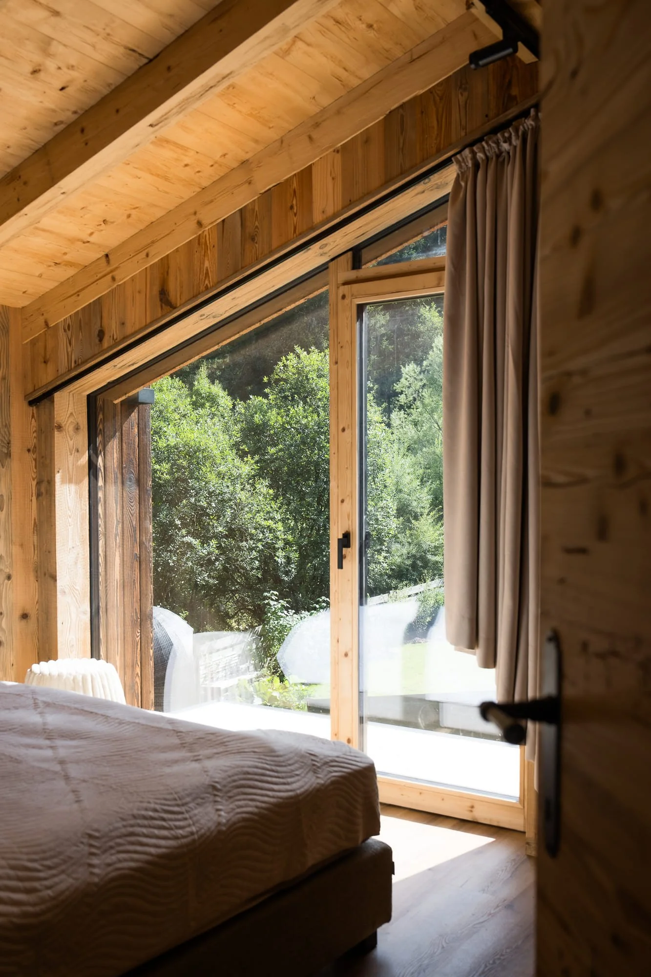 Gemütliches Schlafzimmer im SLØW Chalet mit hochwertigem Komfort und eigenem Badezimmer.