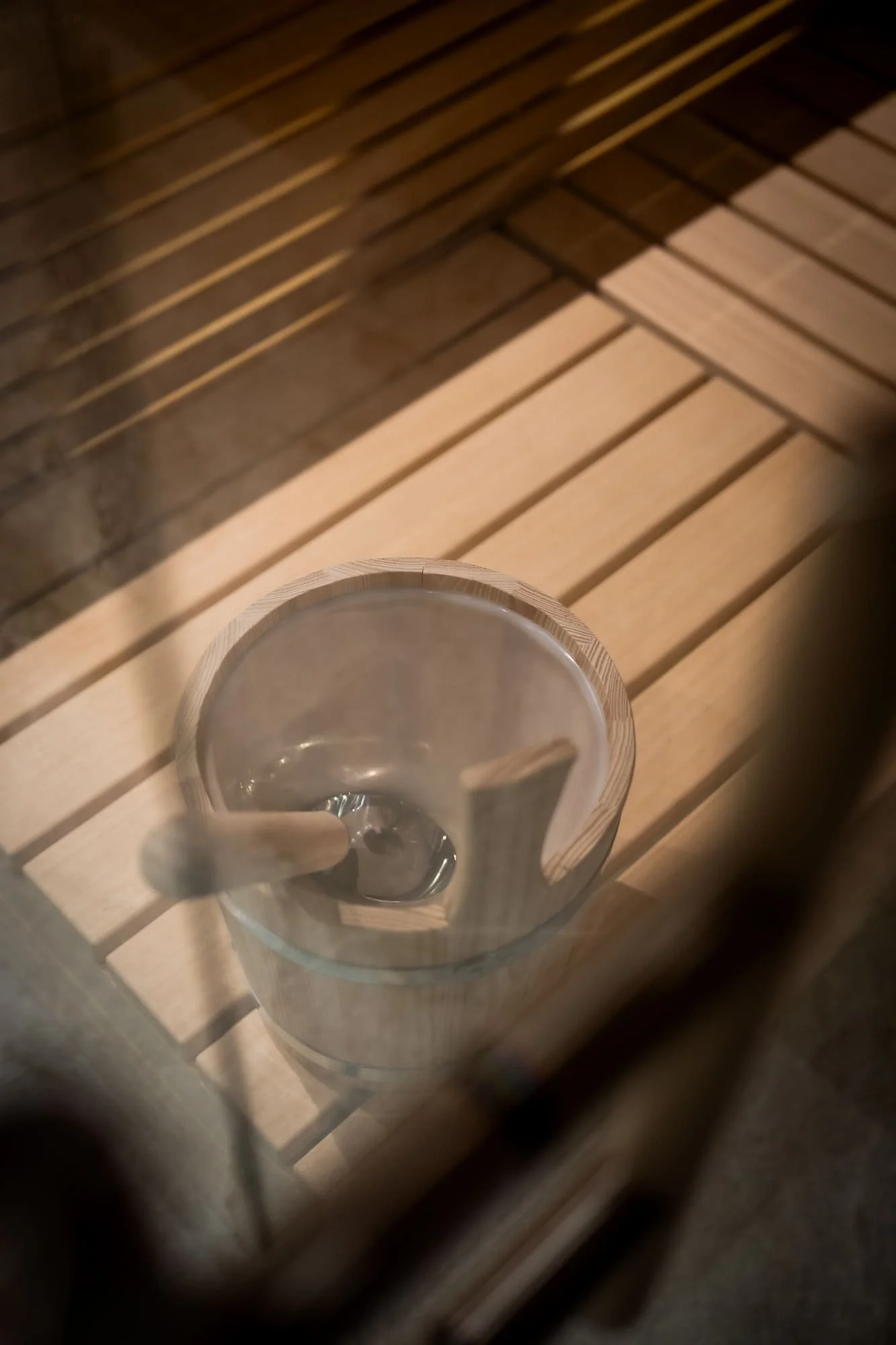 Exklusiver Spa-Bereich mit Sauna und Ruhezone für Gäste der SLØW Chalets.