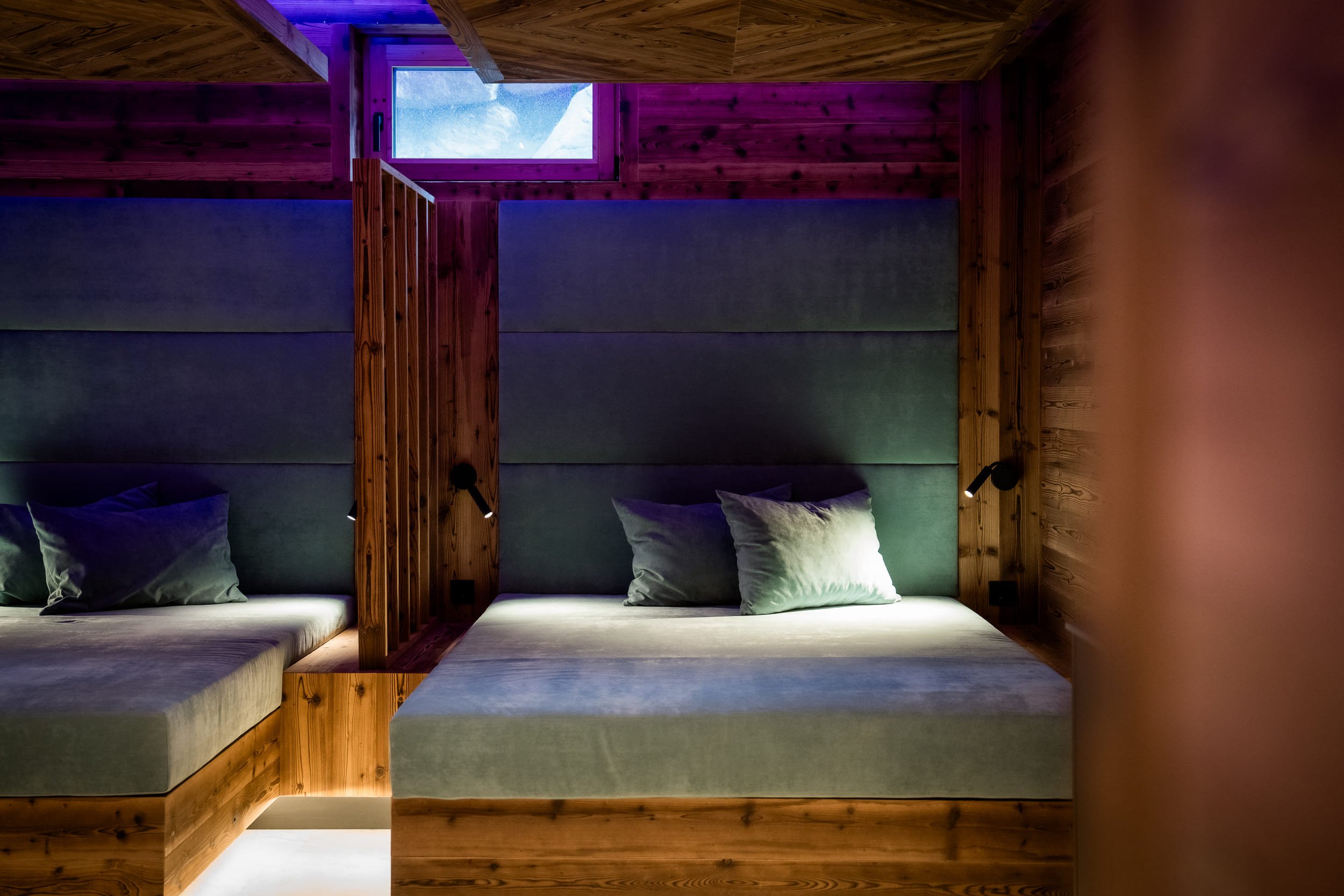 Exklusiver Spa-Bereich mit Sauna und Ruhezone für Gäste der SLØW Chalets.