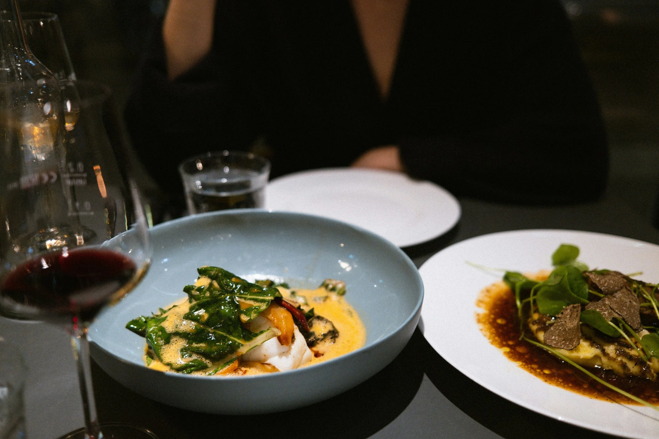 Kulinarischer Genuss im SLØW Chalet mit exklusivem Frühstücks- und Dinner-Service.