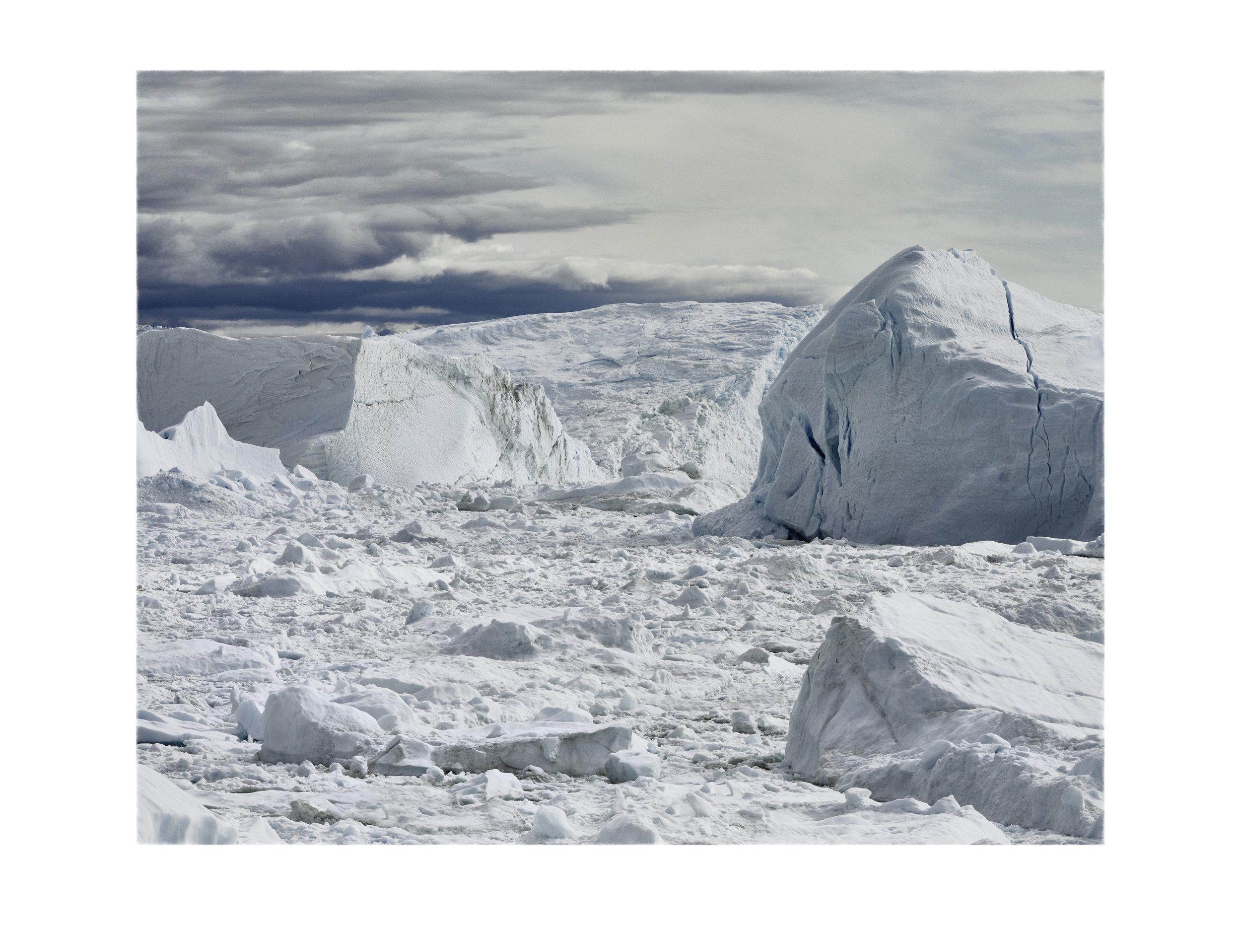 Greenland 2023 – "Das leise Monument: Eiswürfel unter dramatischem Himmel" Fotografie von Christian Schoppe (Format: 80 x 120 cm) – individuell gerahmt, limitierte Fine-Art-Edition