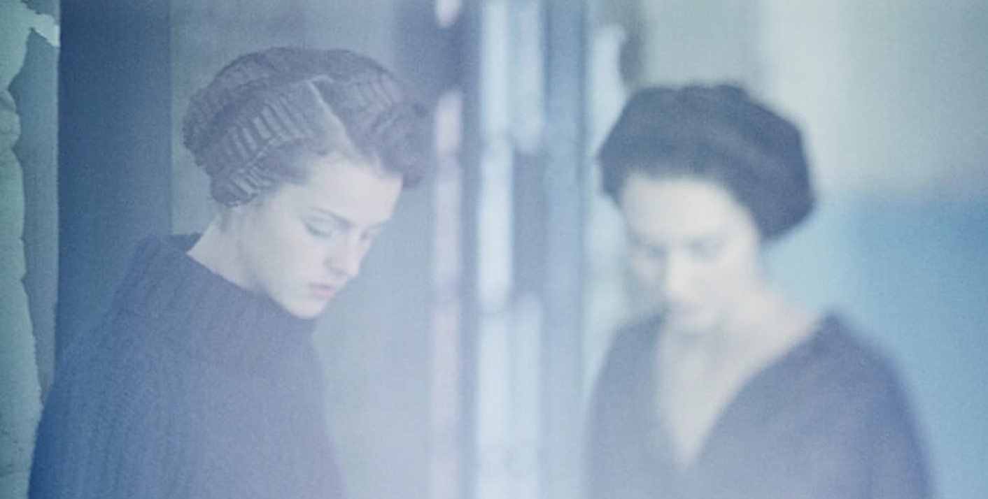 Kunstwerk mit zwei Frauen in dunkler Kleidung – zeitgenössische Fotografie