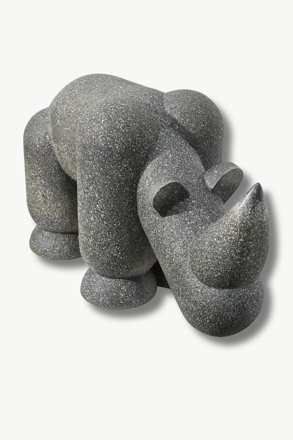 NASHORN – Steinskulptur, Gabbro, 64×40×30cm