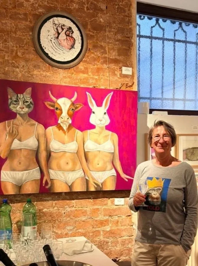 Martina Kimmel  Malerei zwischen Realität und Symbolik Martina Kimmel malt an der Grenze zwischen Realität und Symbolik. Tiere erscheinen in ihren Werken nicht als naturgetreue Studien, sondern als Stellvertreter menschlicher Erfahrungen – Träger von