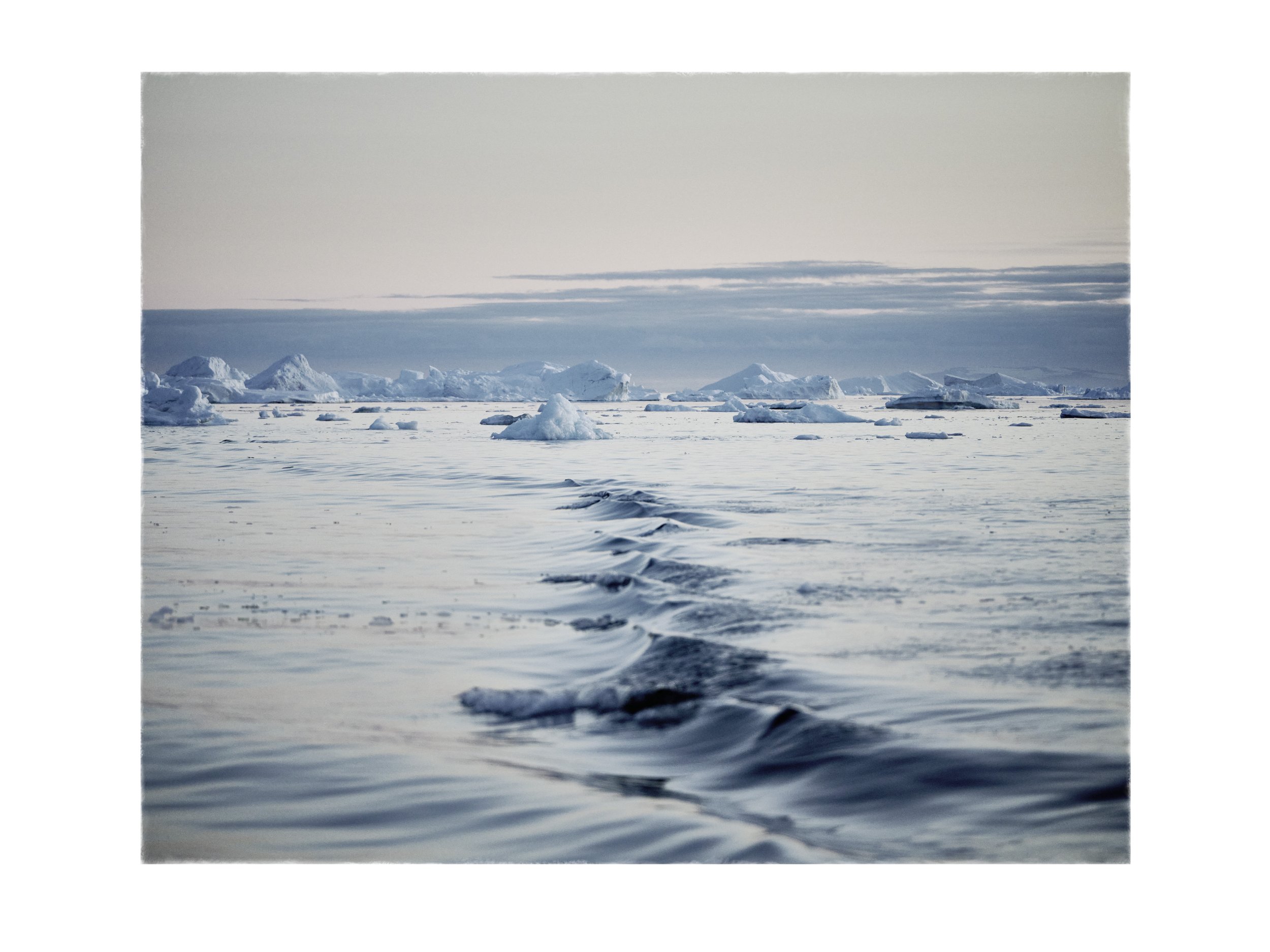 Greenland 2023 – "Das leise Monument: Offenes Meer mit Treibeis" Fotografie von Christian Schoppe (Format: 80 x 120 cm) – individuell gerahmt, limitierte Fine-Art-Edition