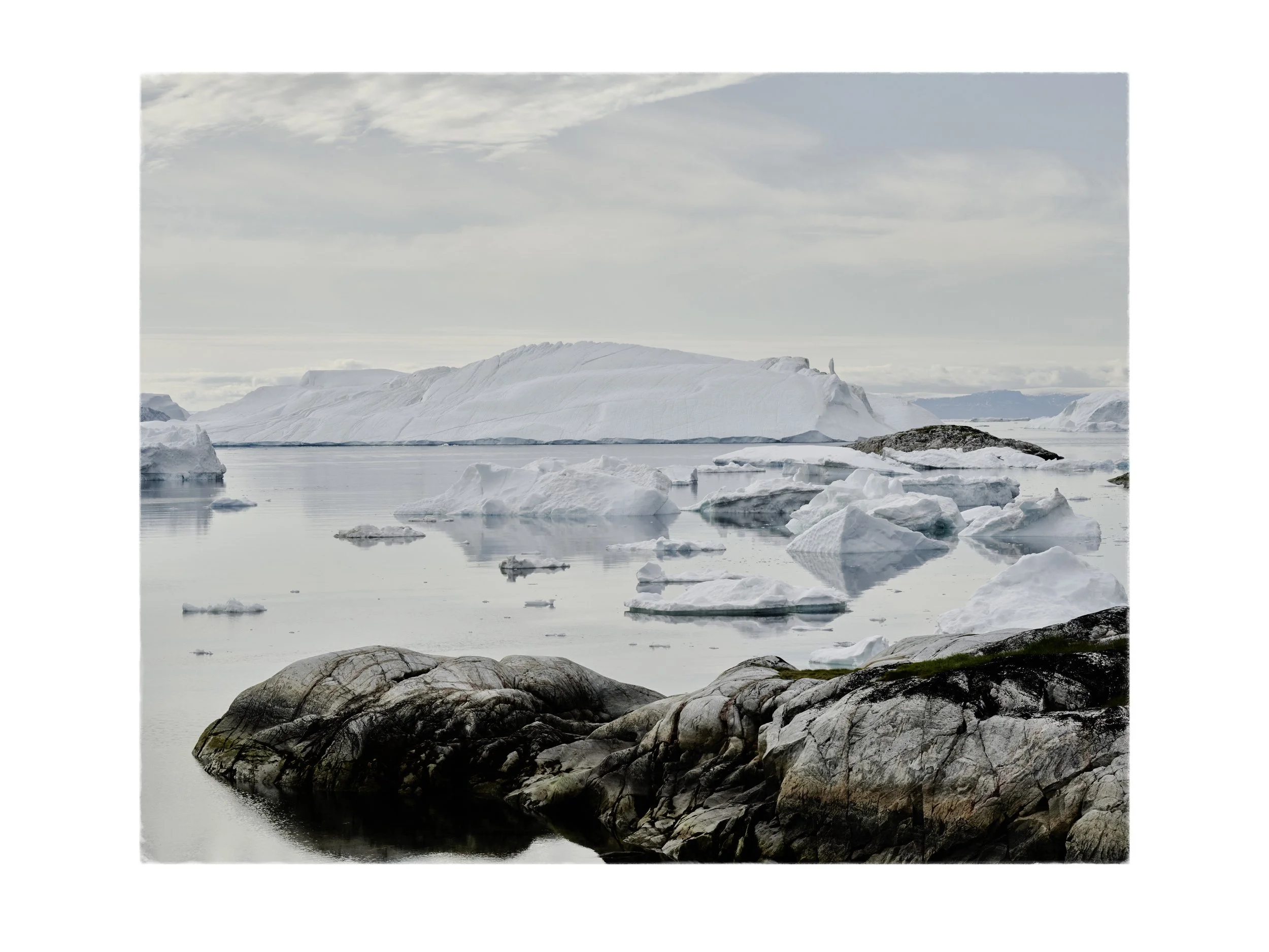 Greenland 2023 – "Das leise Monument: Gletscherfront mit Granit" Fotografie von Christian Schoppe (Format: 80 x 120 cm) – individuell gerahmt, limitierte Fine-Art-Edition (Kopie)