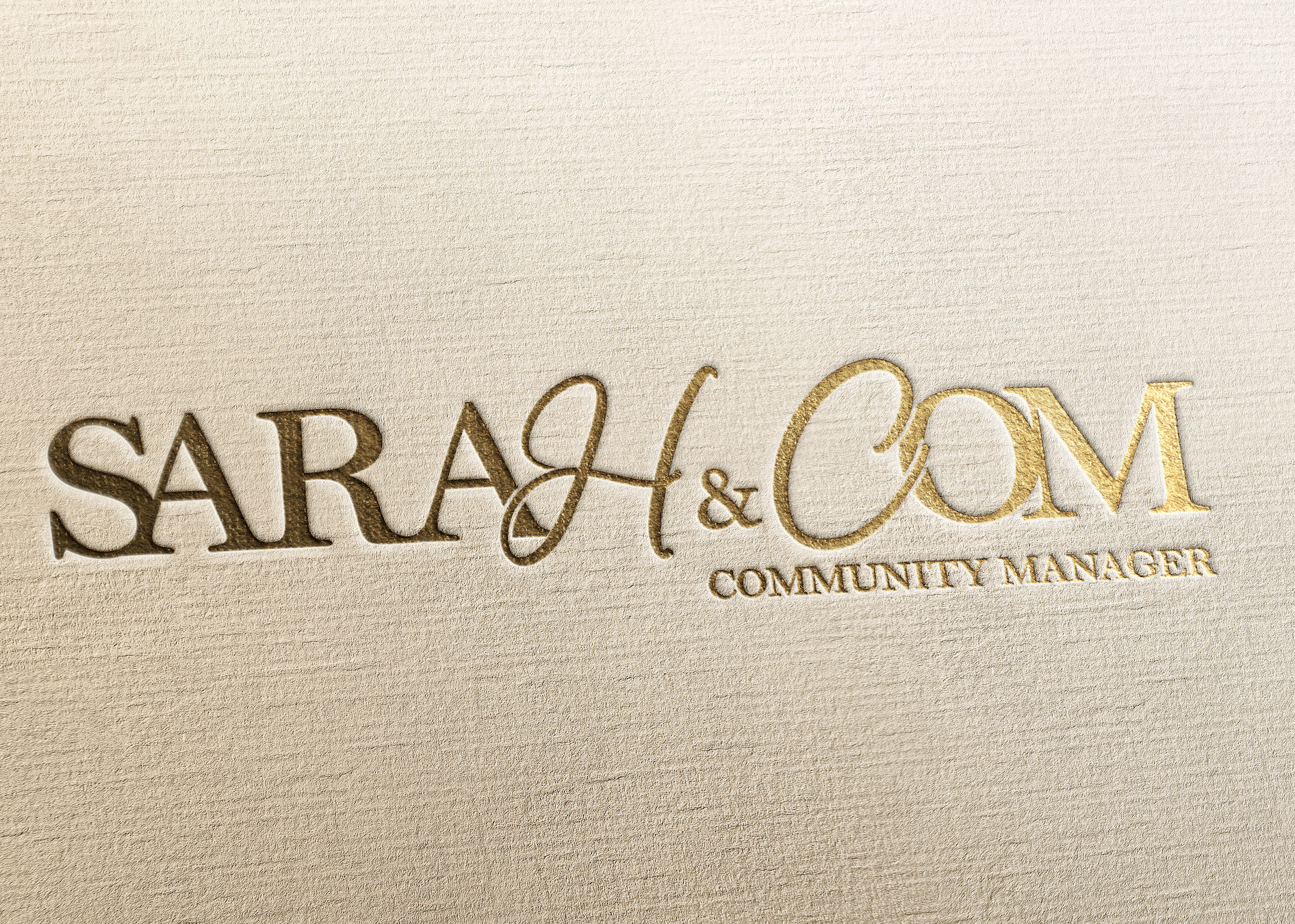 Texte en relief en or indiquant "SARAH & COM Community Manager" sur un fond beige.