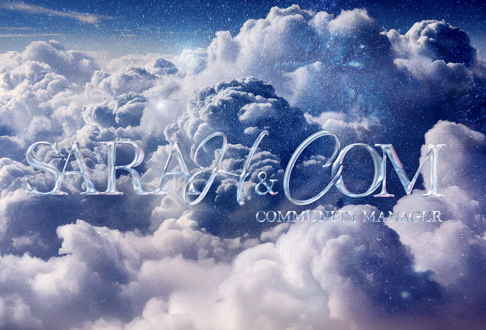 Un ciel rempli de nuages cloud et une pluie d'étoiles, avec le texte "SARAH & COM" en lettres brillantes, et en dessous, "COMMUNITY MANAGER".