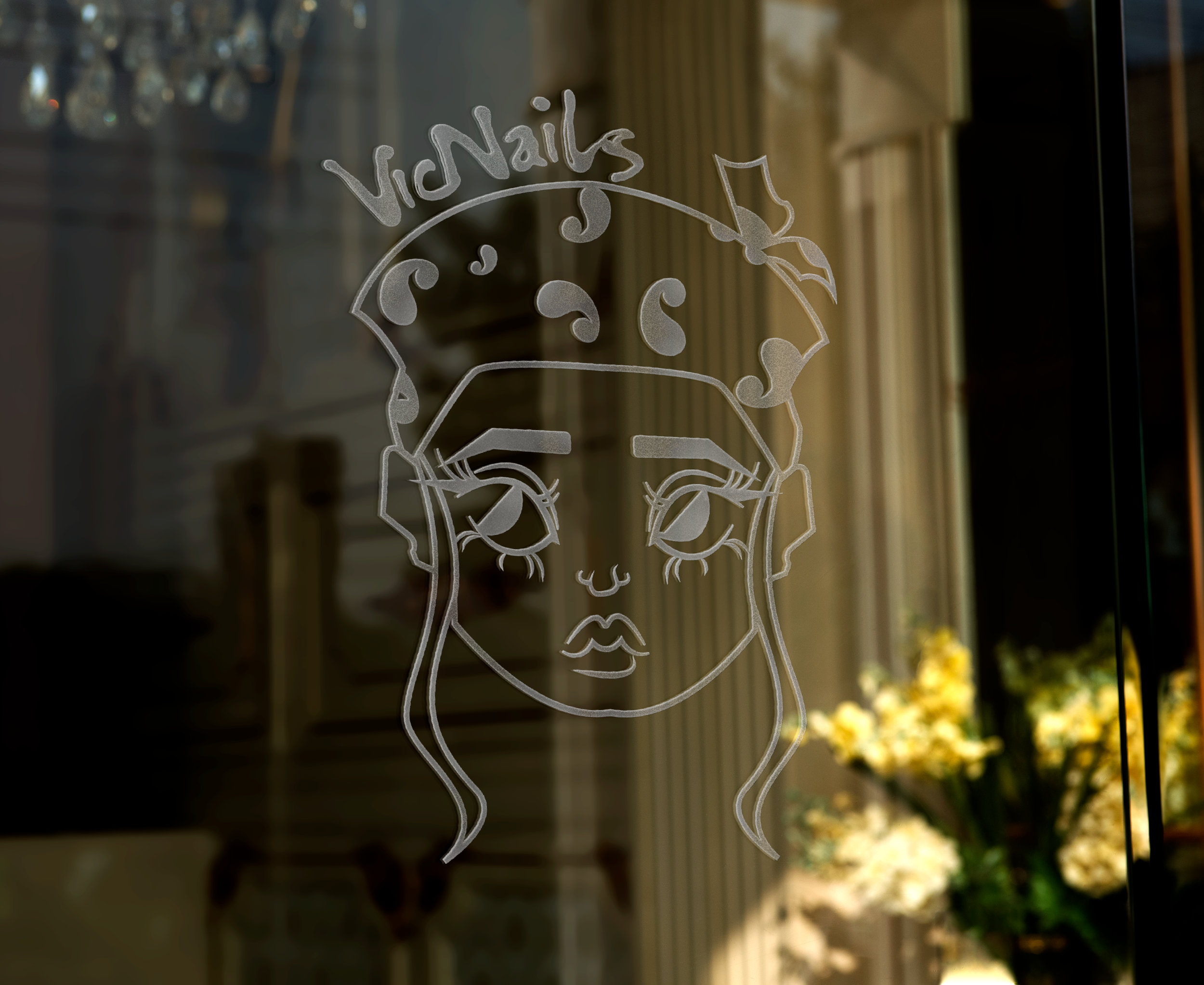 Découpe de vitre représentant un visage de femme avec des cheveux longs, des yeux, un nez et des lèvres, et le texte 'VicNails' au-dessus.