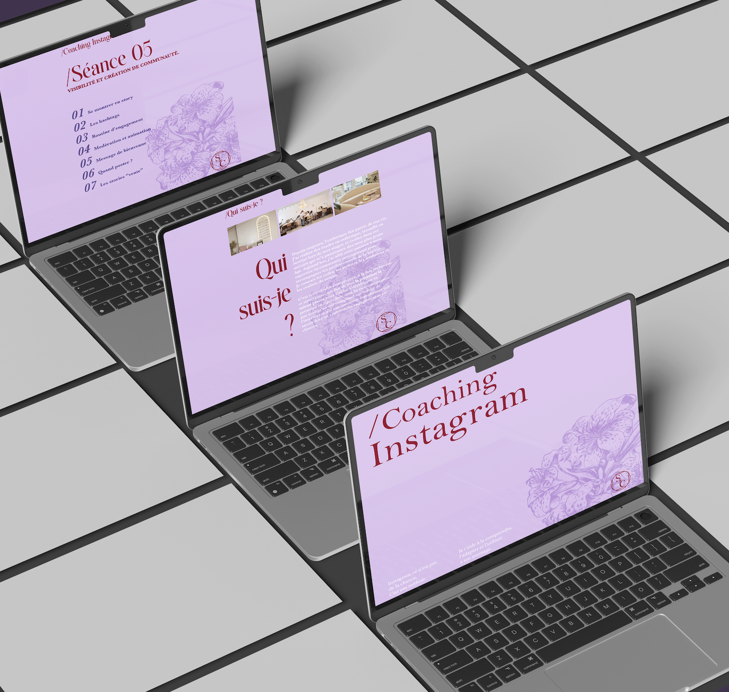 Trois ordinateurs portables sur une table, affichant des présentations sur le coaching Instagram et la visibilité sur les réseaux sociaux avec des fonds violets et du texte en français.