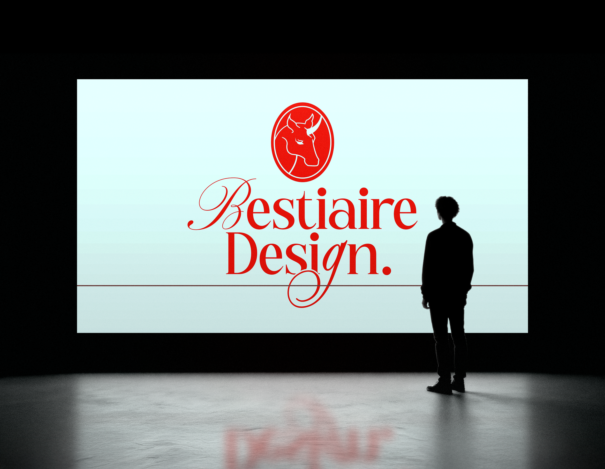 Une personne en silhouette regarde un écran avec un logo de bétail et le texte « Bétiaire Design » en rouge sur un fond bleu clair, dans une pièce sombre.