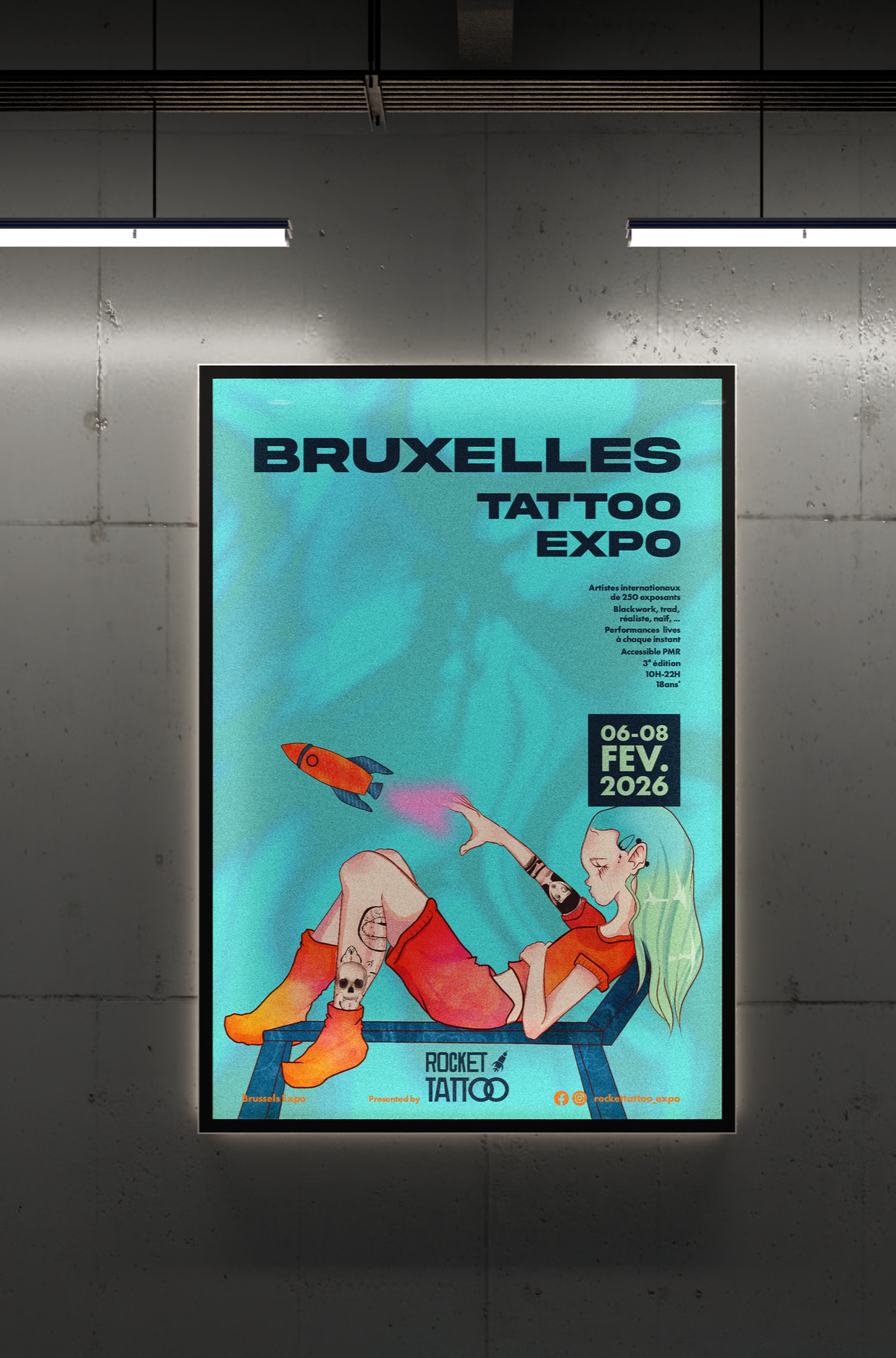 Affiche de l'exposition tatouage à Bruxelles, du 6 au 8 février 2026, avec illustration d'une femme tatouée reposant et lançant une fusée en forme de poisson, sur un fond bleu avec texte en noir.
