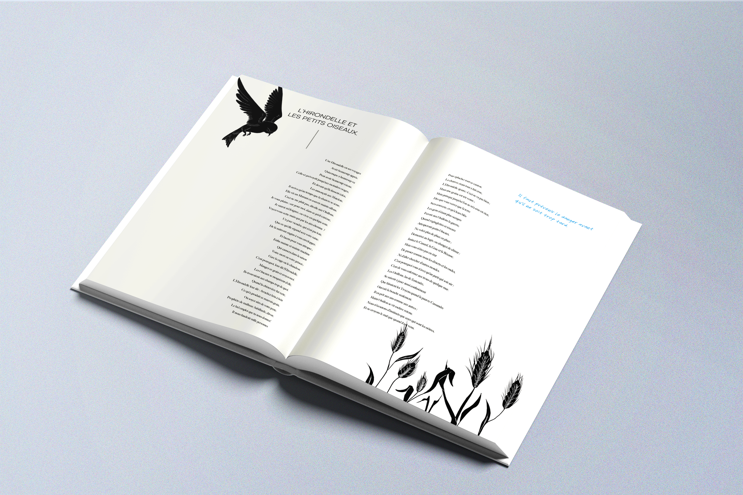 Livre ouvert avec illustrations en noir et blanc de plumes au bas des pages et d'un oiseau en vol en haut de la page de gauche, texte en français sur la page de gauche.