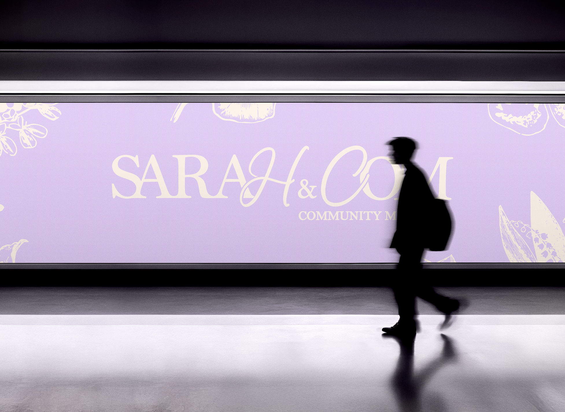 Une silhouette de personne marchant dans un espace souterrain devant une publicité lumineuse rose avec le texte 'SARAH & COOM COMMUNITY M'.