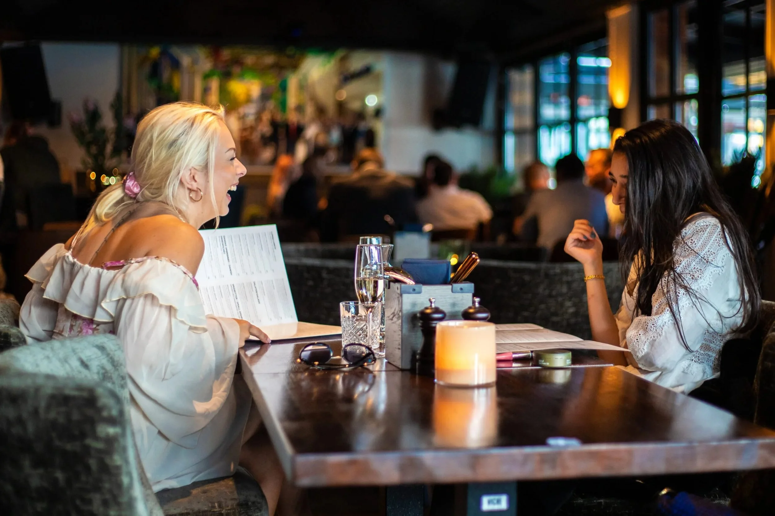 Bilde av folk som smiler og mens de ser på menyen i restauranten