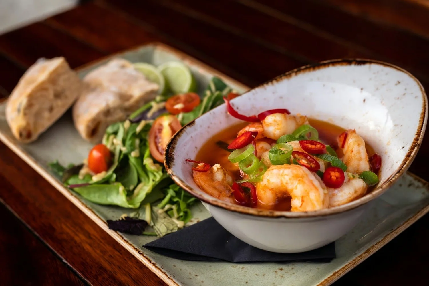 Bilde av scampi pil pil servert med brød og salat på Kystkroa Bar og Restaurant