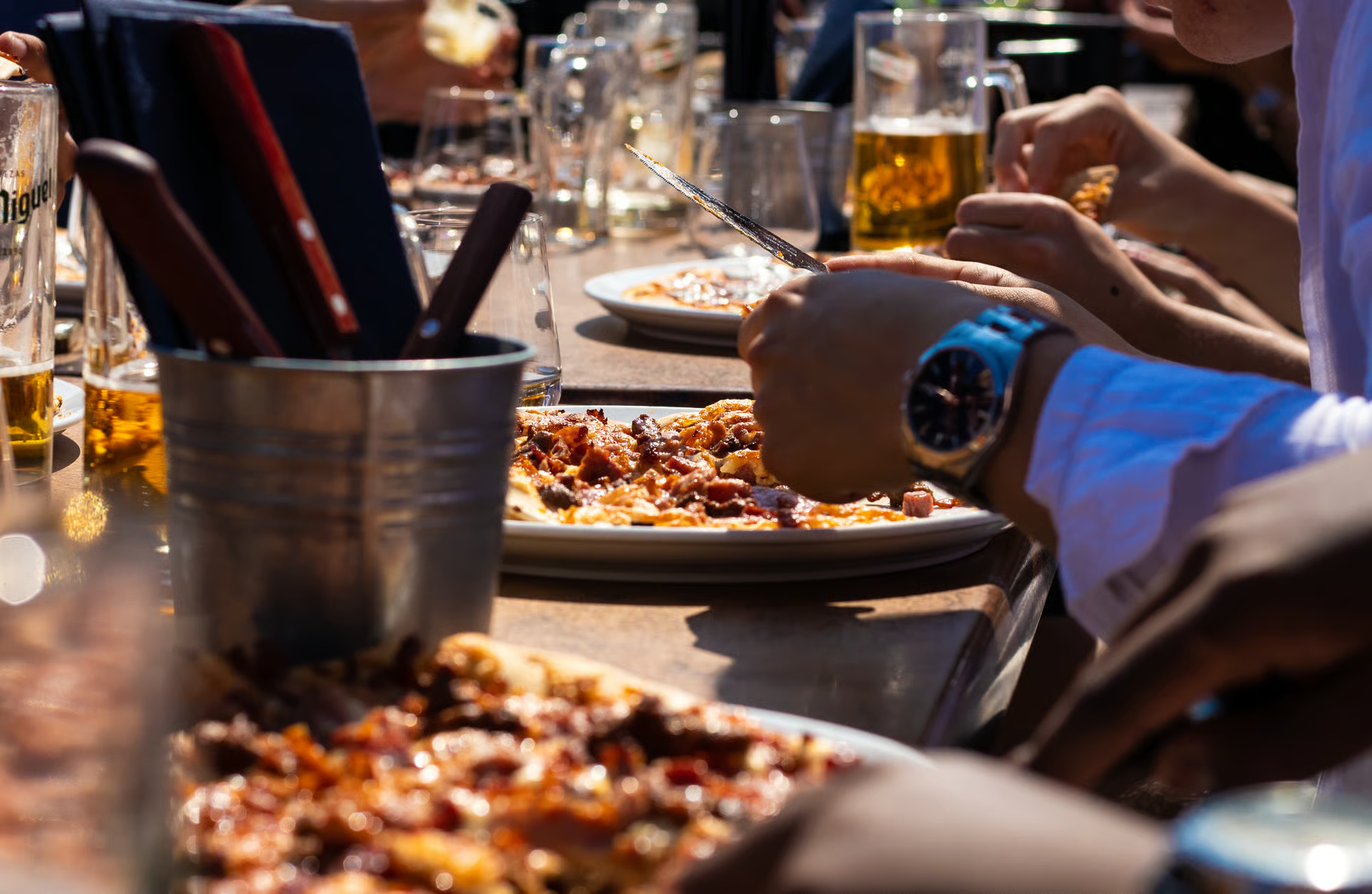 Bilde av en som er klar til å spise en hel pizza på Kystkroa Bar og Restaurant