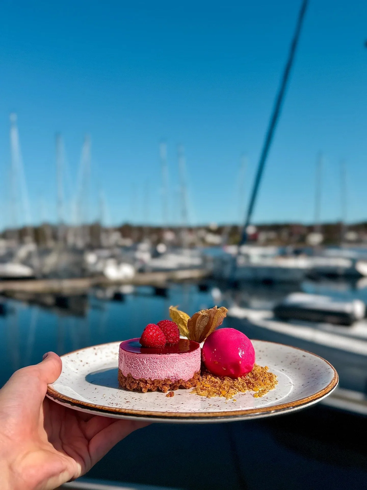 Bilde av bringebærkake servert med sitronsorbet og marenges hos Kystkroa Bar og Restaurant