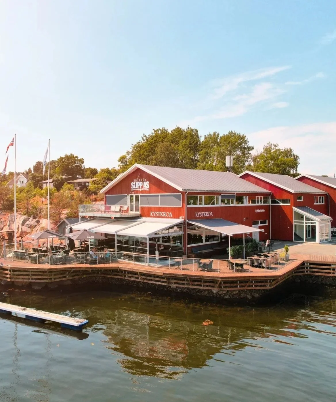Bilde av Kystkroa Bar og Restaurant og uteservering ved vannet