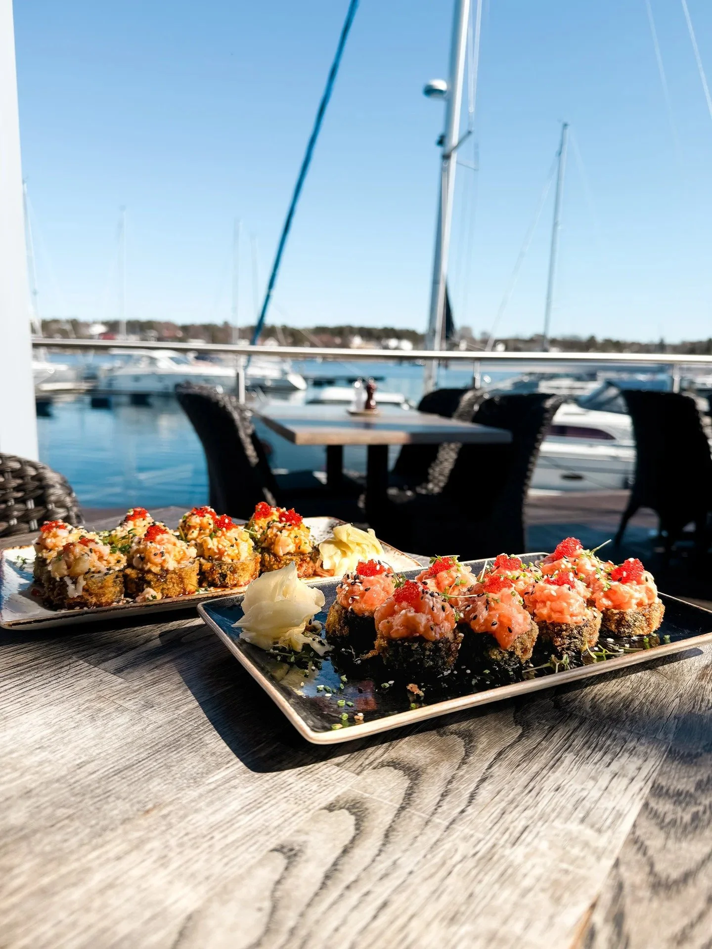 Bilde av ulike sushi varianter på bordet hos Kystkroa Bar og Restaurant