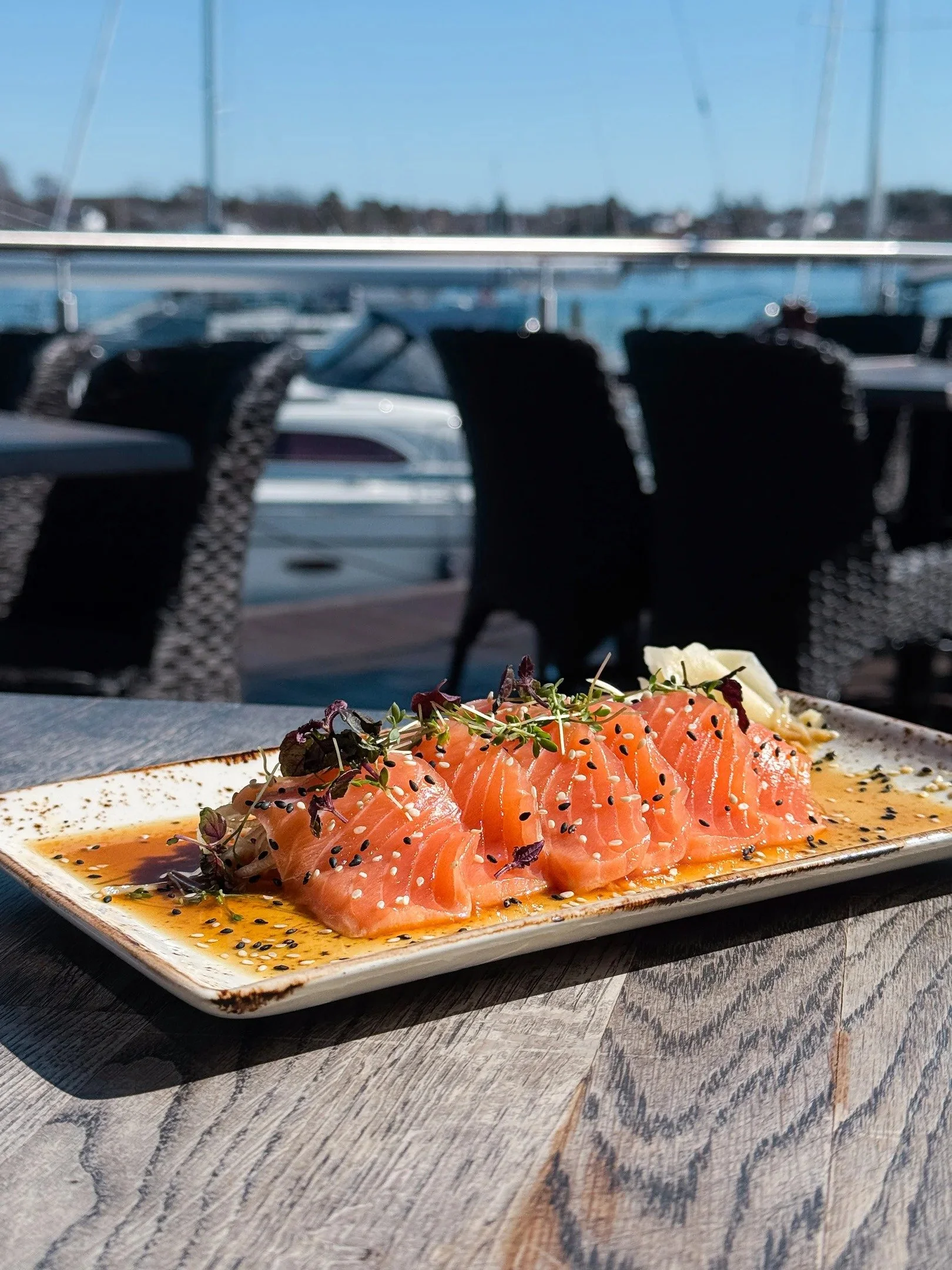 Bilde av salmon sashimi med ingefær hos Kystkroa Bar og Restaurant