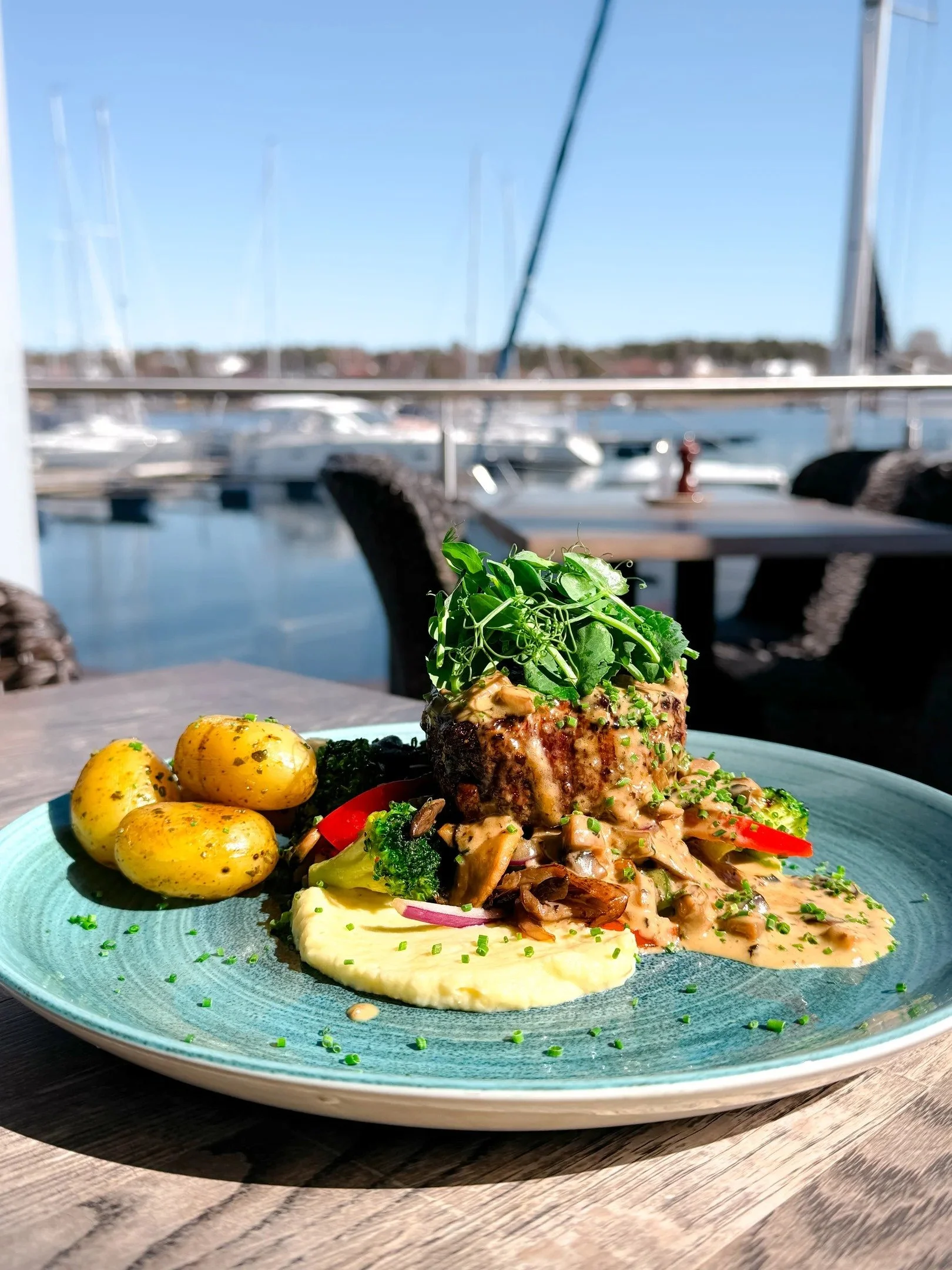 Bildeav indrefilet av okste , server med trøffelsaus, pastinakk puré, stekte grønnsaker og ovnsbakte poteter