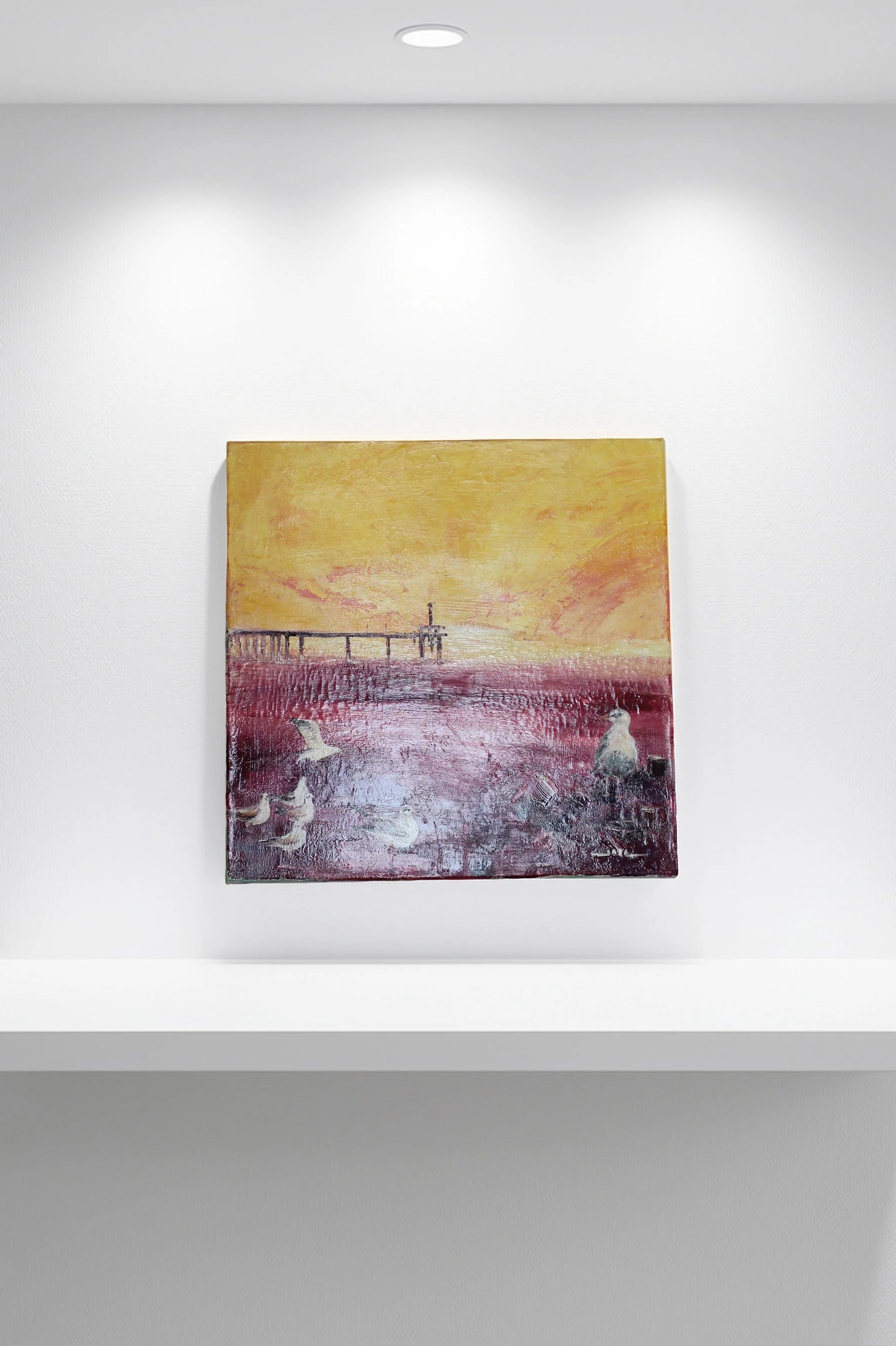 Rivage

Cette œuvre contemporaine évoque un paysage côtier baigné d’une lumière chaude et diffuse. La composition s’organise autour d’un horizon bas, où une jetée esquissée se détache délicatement dans la distance. Les figures d’oiseaux, disposées au