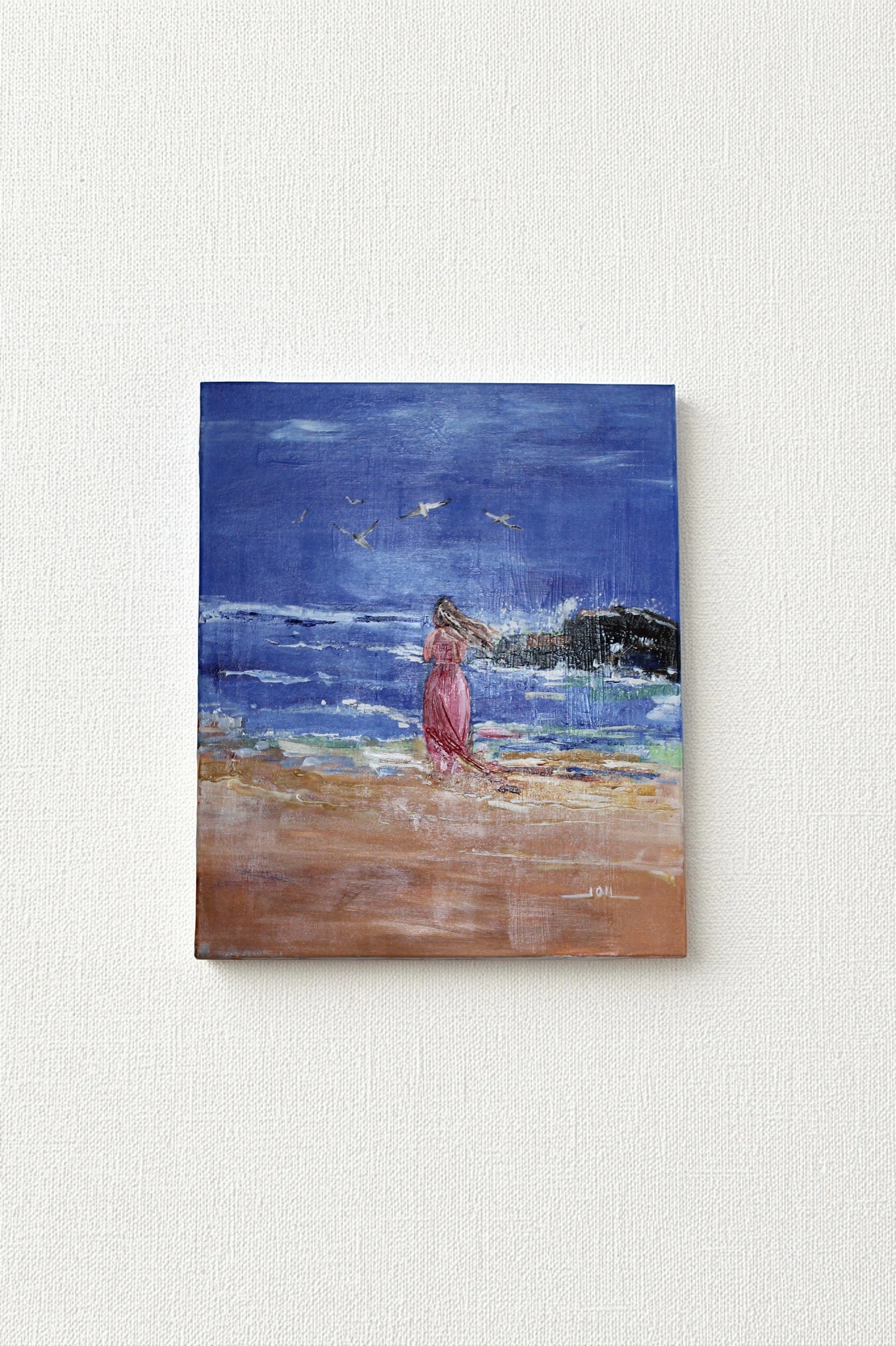 Figure face à la mer

Cette œuvre contemporaine met en scène une figure solitaire face à l’immensité maritime. Placée au centre de la composition, la silhouette féminine, vêtue de rouge, se détache délicatement du paysage dominé par les bleus profond