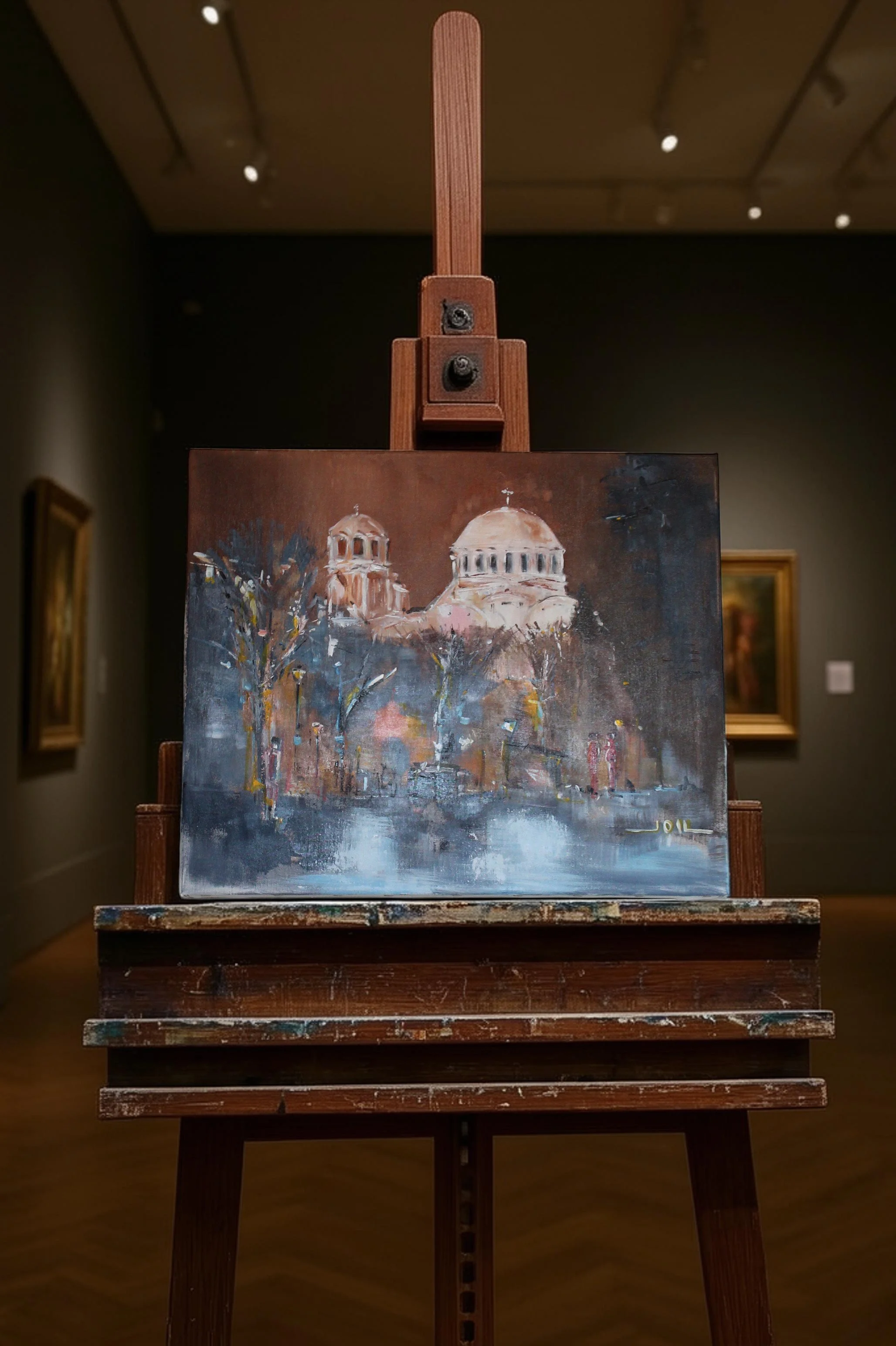 Cathédrale d’hiver

Cette œuvre propose une interprétation sensible d’un paysage emblématique de Sofia, dominé par la silhouette monumentale d’une cathédrale, suggérée plutôt que décrite. La composition privilégie une approche atmosphérique : les for