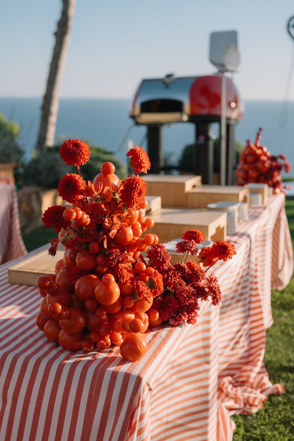 contemporary-red-welcome-dinner-tomatoes-arrangements-harvesia-floral-design-tuscany-argentario-10.jpg