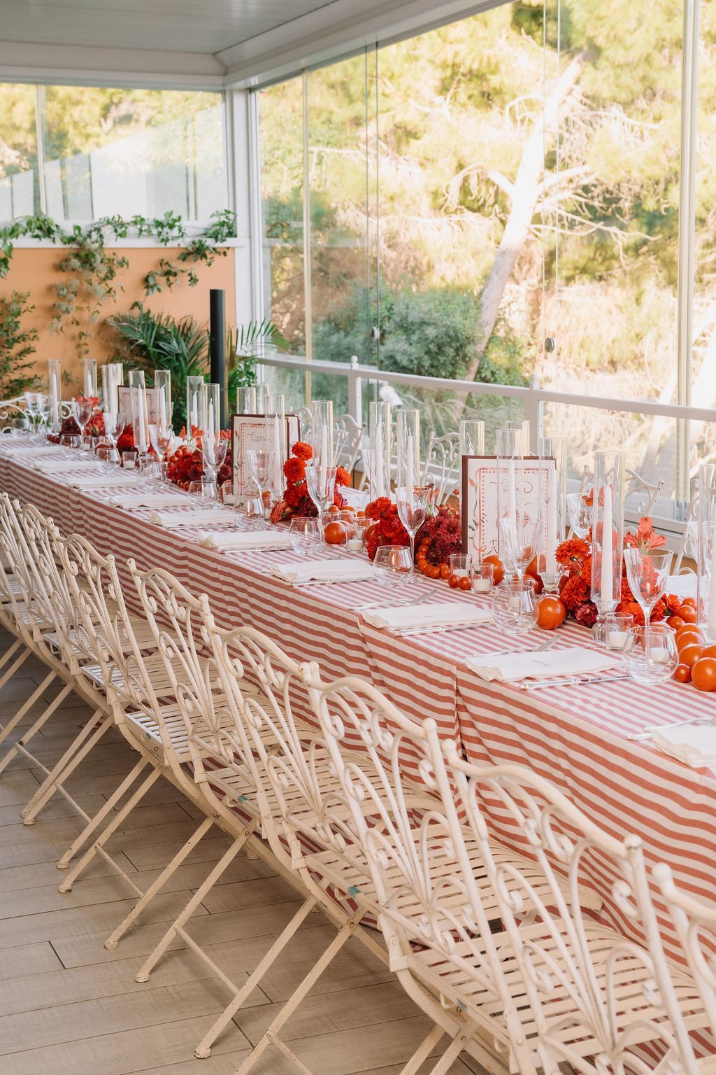 contemporary-red-welcome-dinner-tomatoes-arrangements-harvesia-floral-design-tuscany-argentario-7.jpg