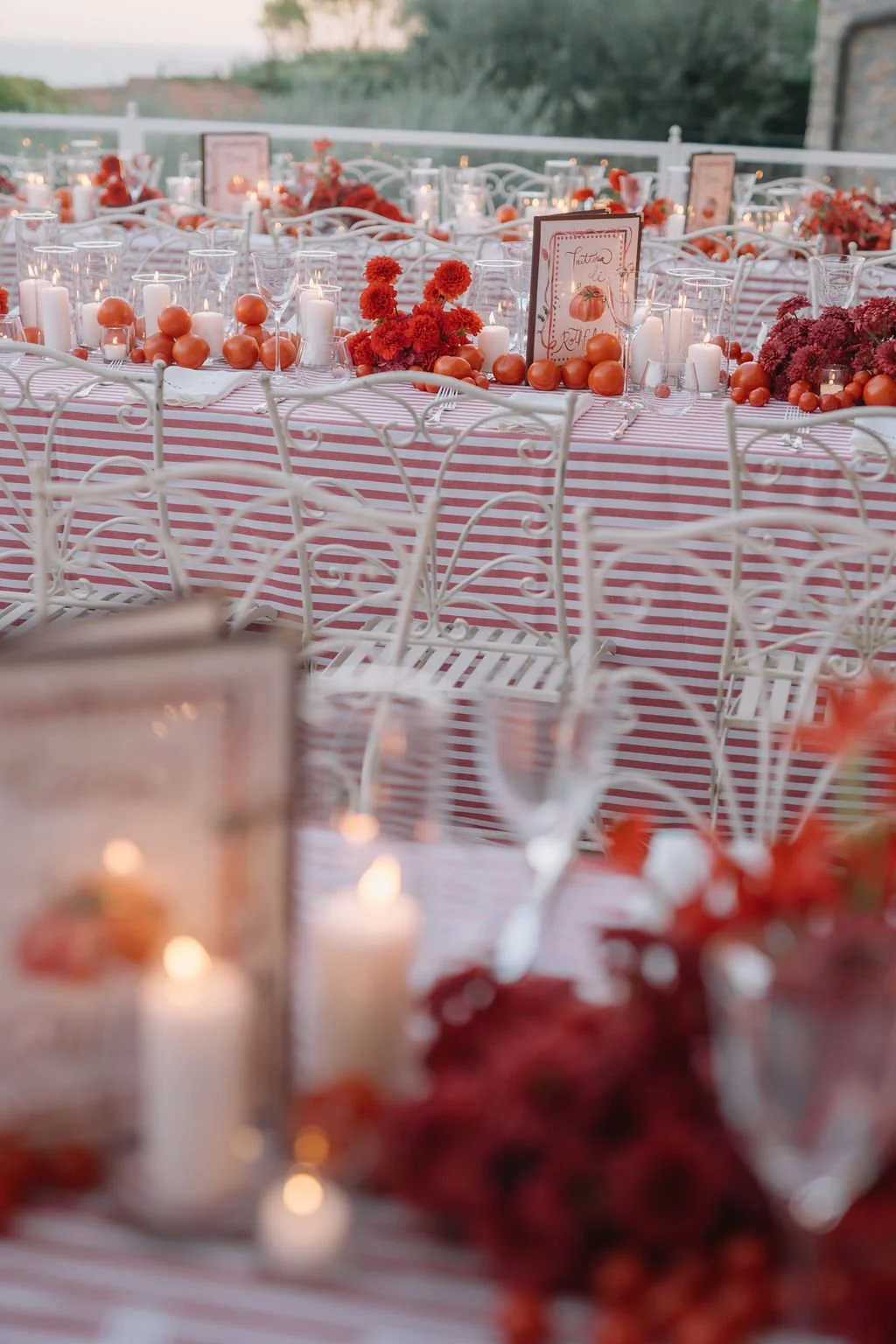 contemporary-red-welcome-dinner-tomatoes-arrangements-harvesia-floral-design-tuscany-argentario-35.jpg