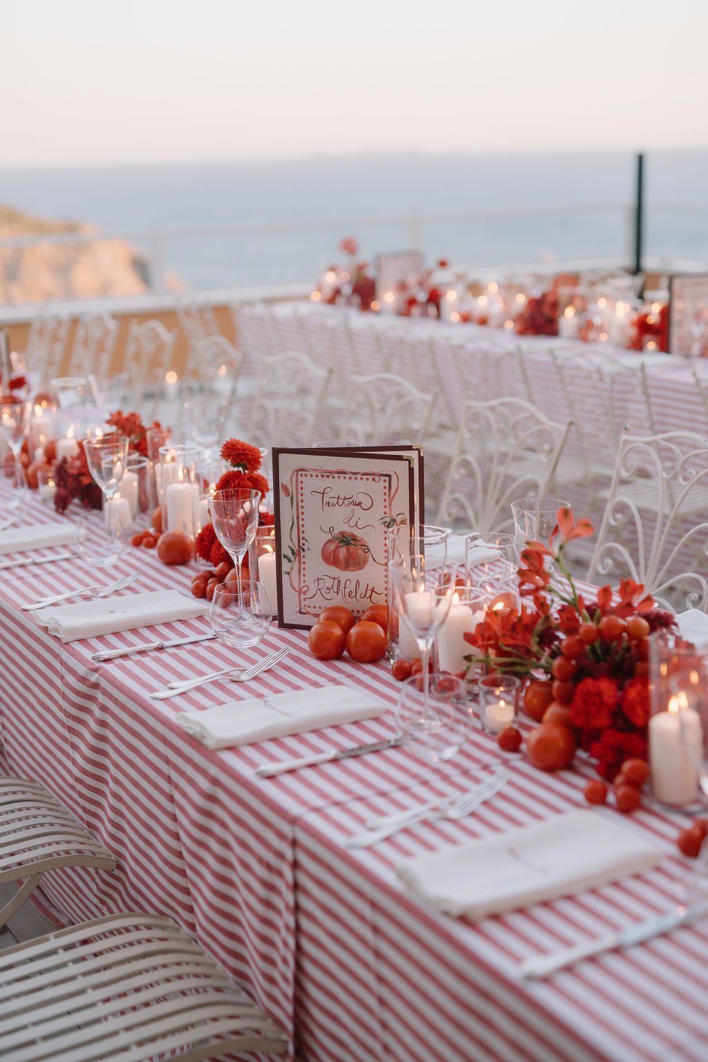 contemporary-red-welcome-dinner-tomatoes-arrangements-harvesia-floral-design-tuscany-argentario-36.jpg