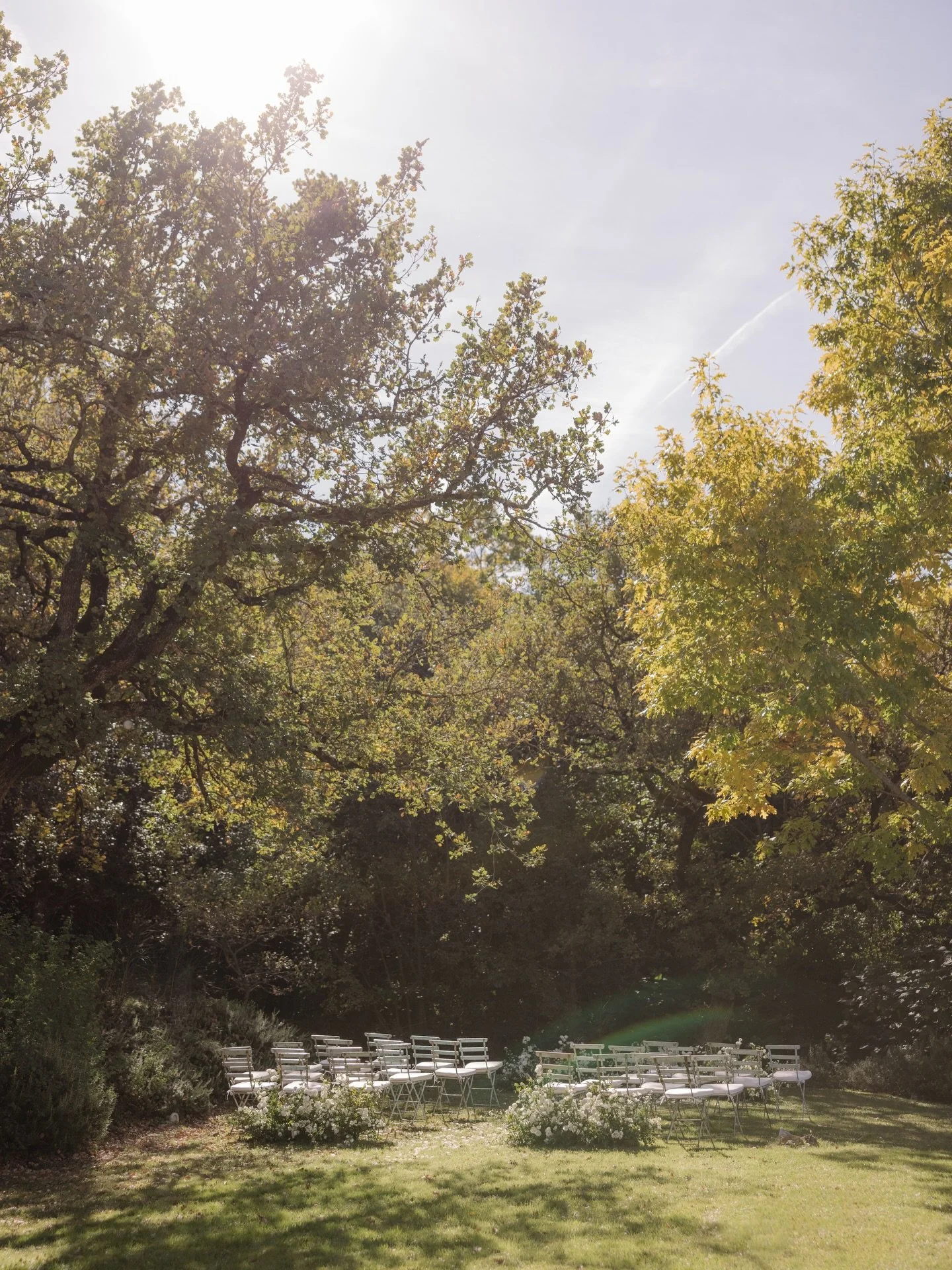 An intimate wedding immersed in Tuscany nature, where wild blooms meet golden light and every detail feels effortlessly romantic 🤍

Ph: @chiforisin_wed 
Venue: @wprelais 

#harvesiafloral #tuscanywedding #destinationweddingitaly #marriedinitaly #ita