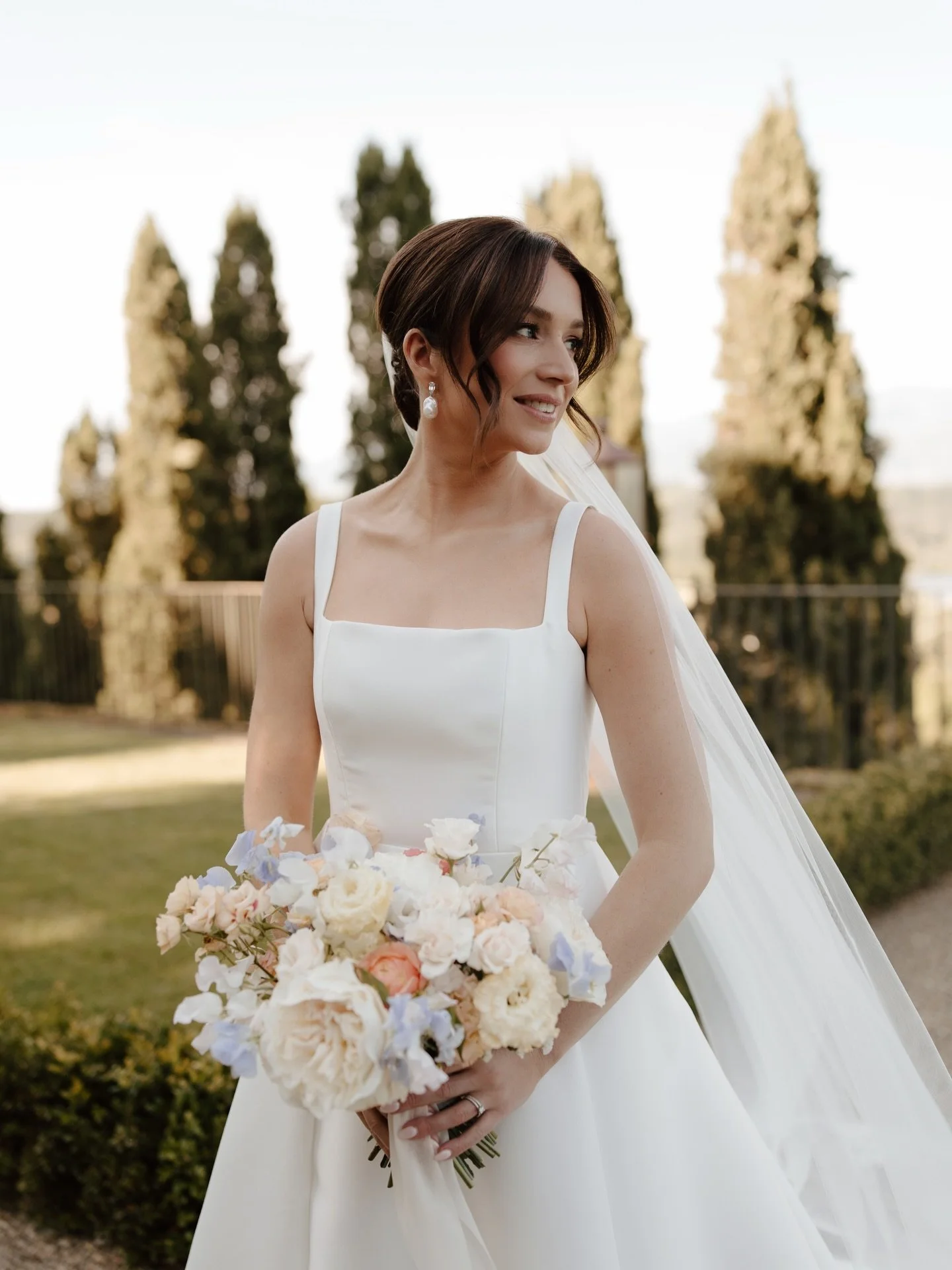 Flowers designed to feel effortless ✨
Soft tones, delicate textures and a bouquet that moves naturally with the bride and the landscape.

Ph: @samanthaturcophotography 
Wp: @theweddingissue_if 
Location: @villabarberino 
Mua: @nelli_made 

#harvesiaf