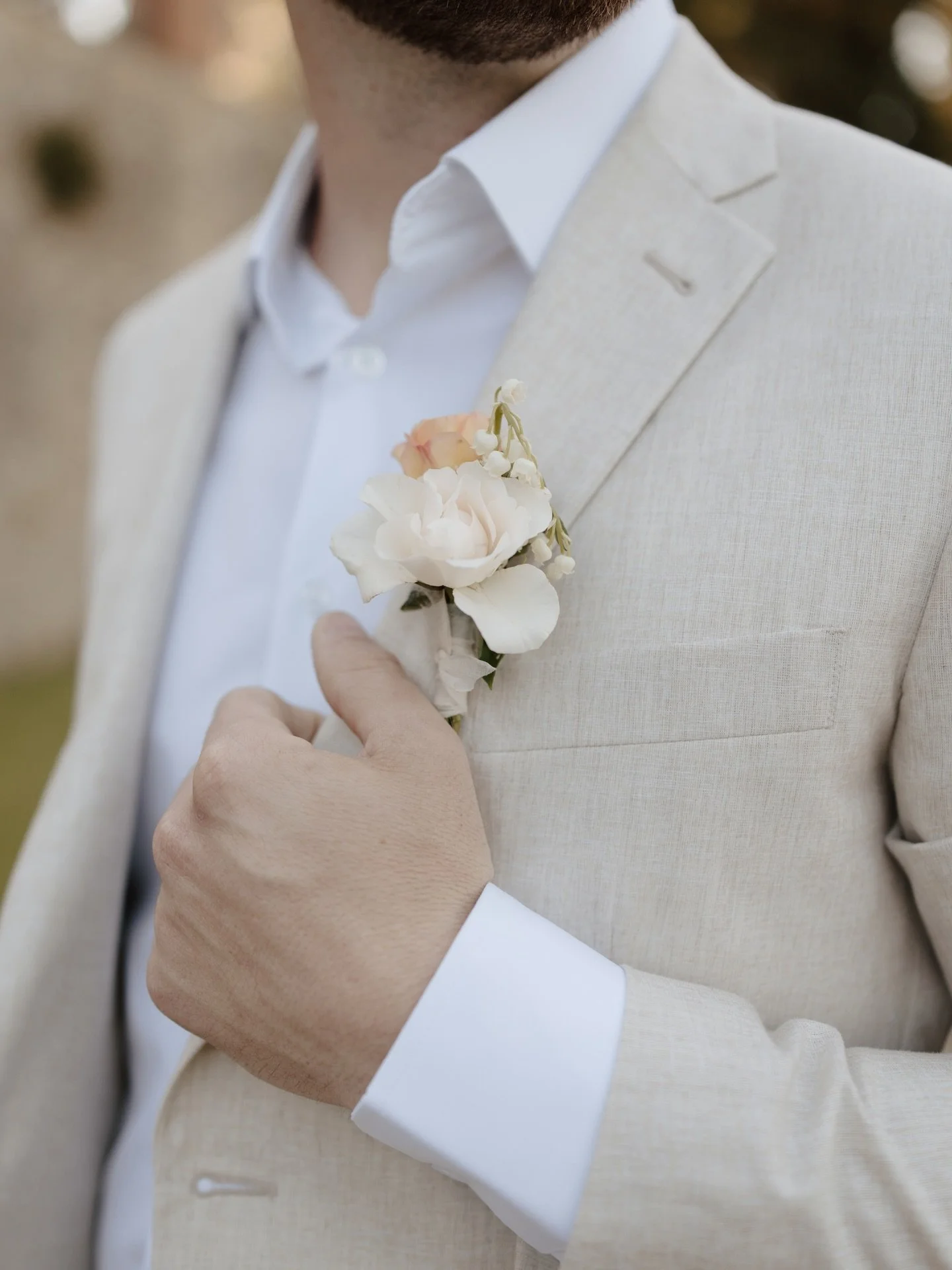 Small details 🤍

Ph: @samanthaturcophotography 
Wp: @theweddingissue_if 

#harvesiafloral #bouttoniere #weddingdetails #groom #groomboutonniere