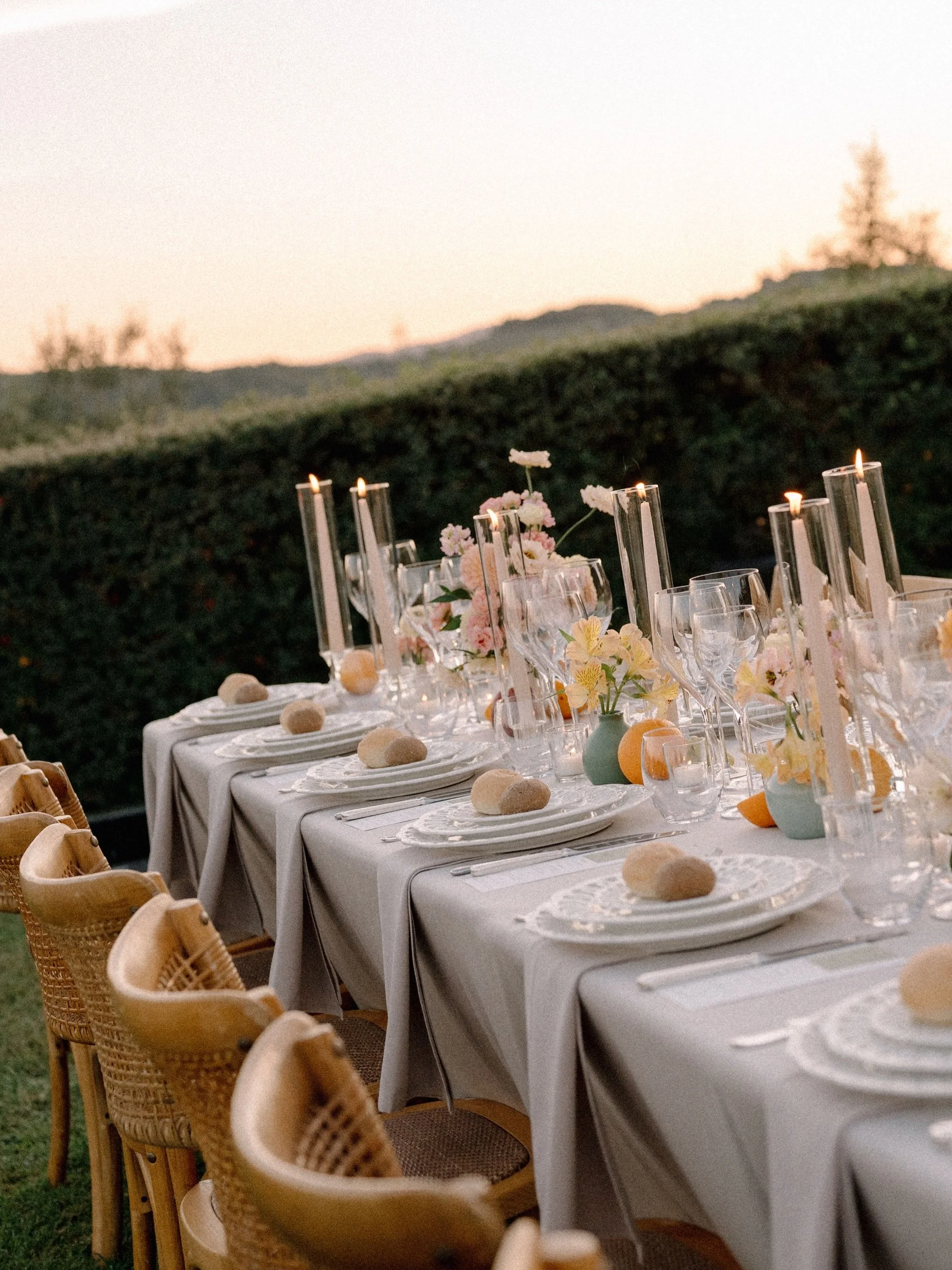 The color of the sunset blends perfectly with the color of the flowers ☀️

Design &amp; Planning: @nicolealexandraweddings 
Venue: @castello_di_vicarello
Florals: @harvesiafloral
Photography: @rosita_lipari_wedding
Videography: @echoofjourney_wedding
