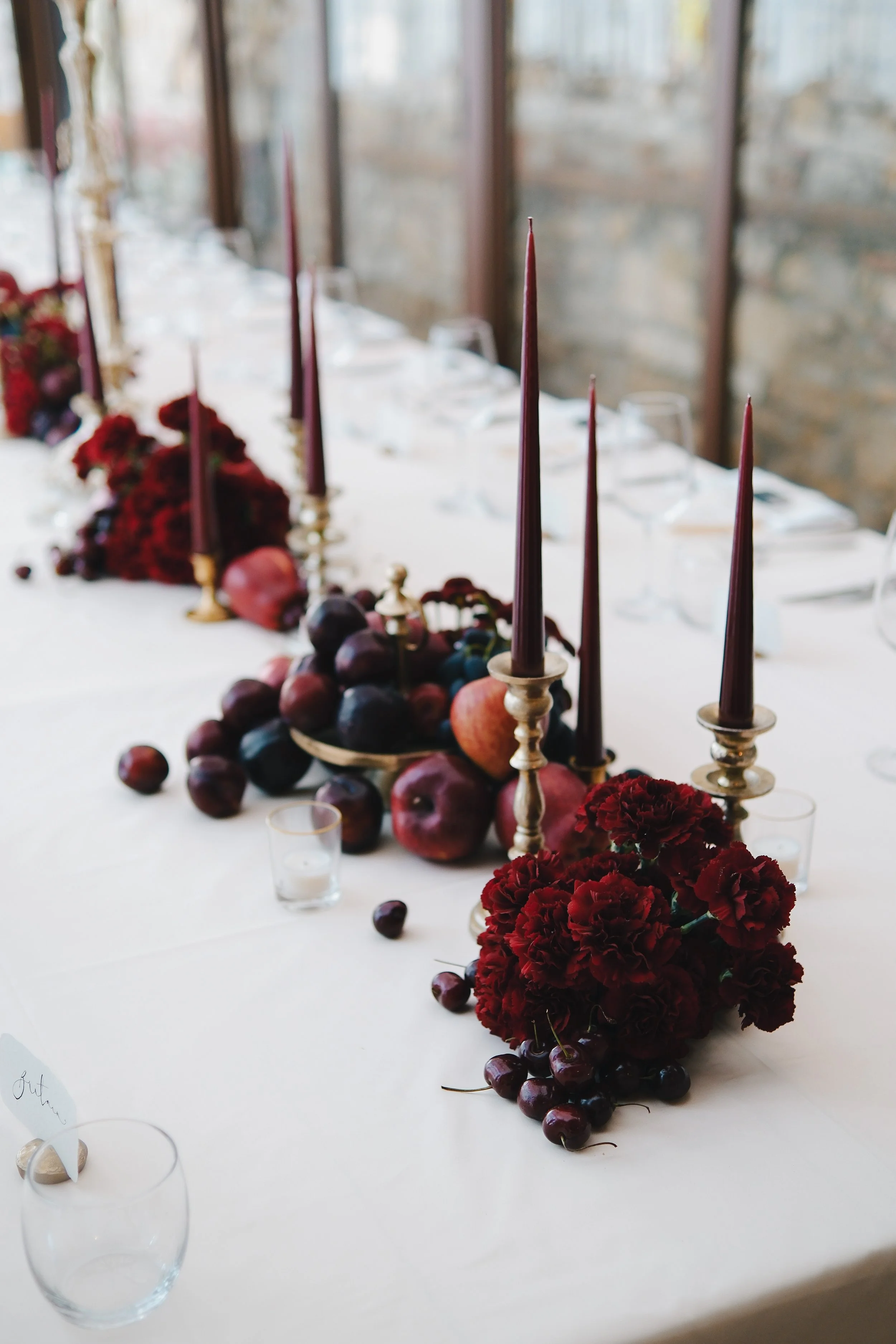 harvesia-floral-red-table-setting-dinner-vintage-styling-wedding-tuscany-09.jpg
