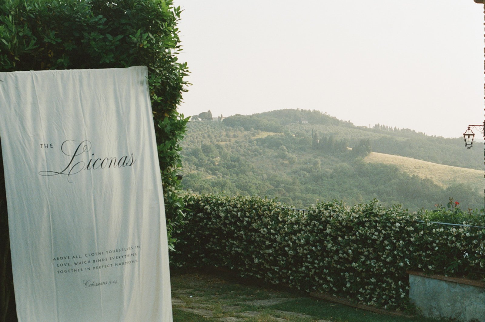 contemporary-wedding-in-tuscany-harvesia-floral-design-countryside-wedding-46.jpg