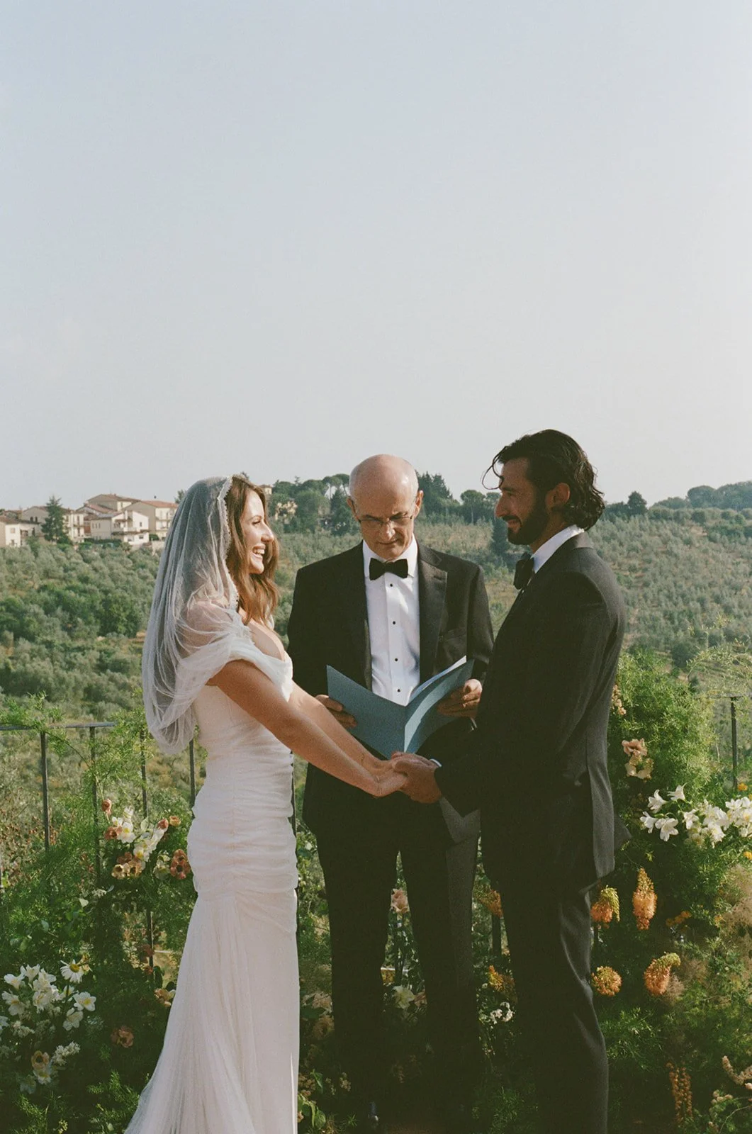 contemporary-wedding-in-tuscany-harvesia-floral-design-countryside-wedding-28.jpg